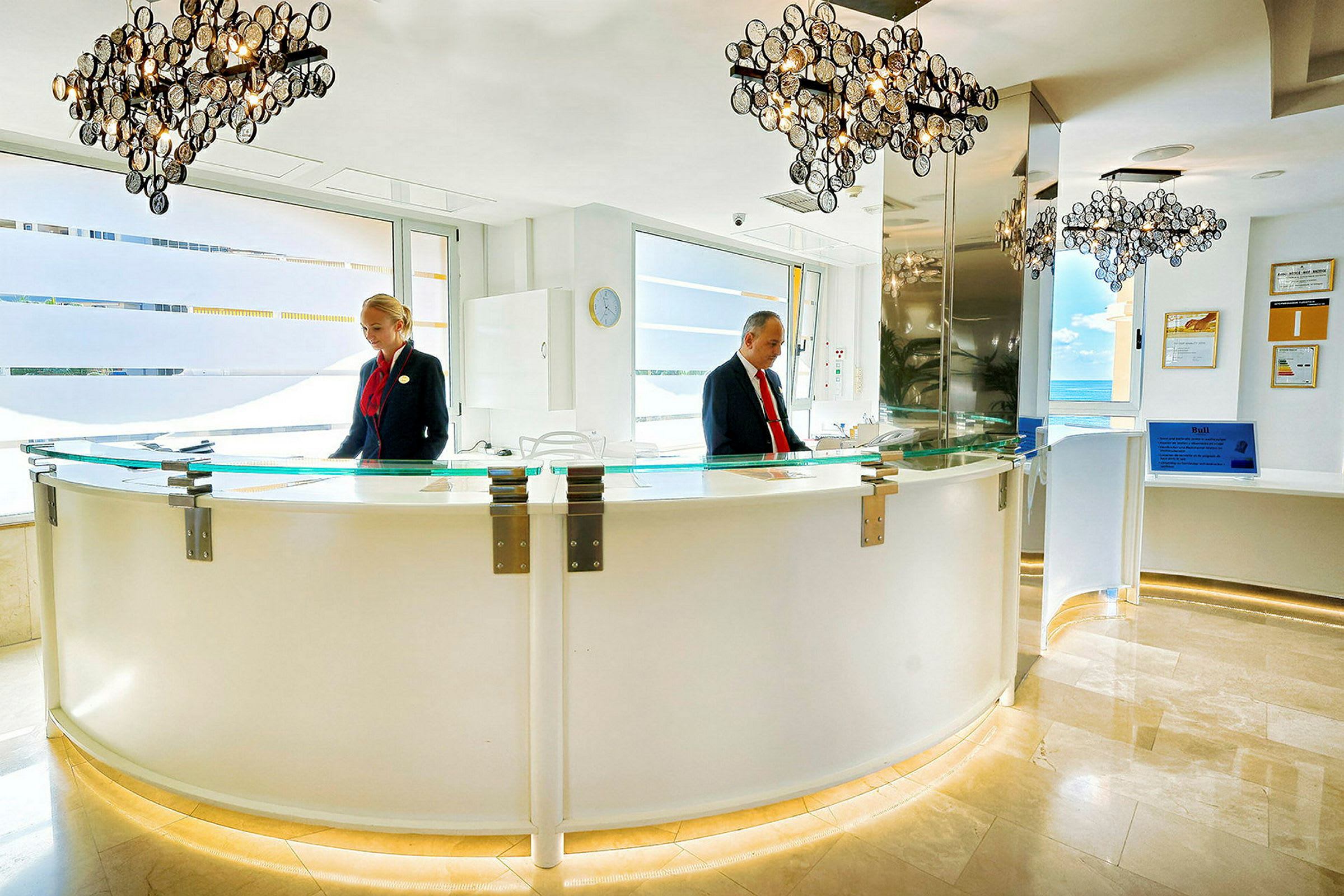 Reception med vit interiör och moderna lampor. (AI-genererad text)