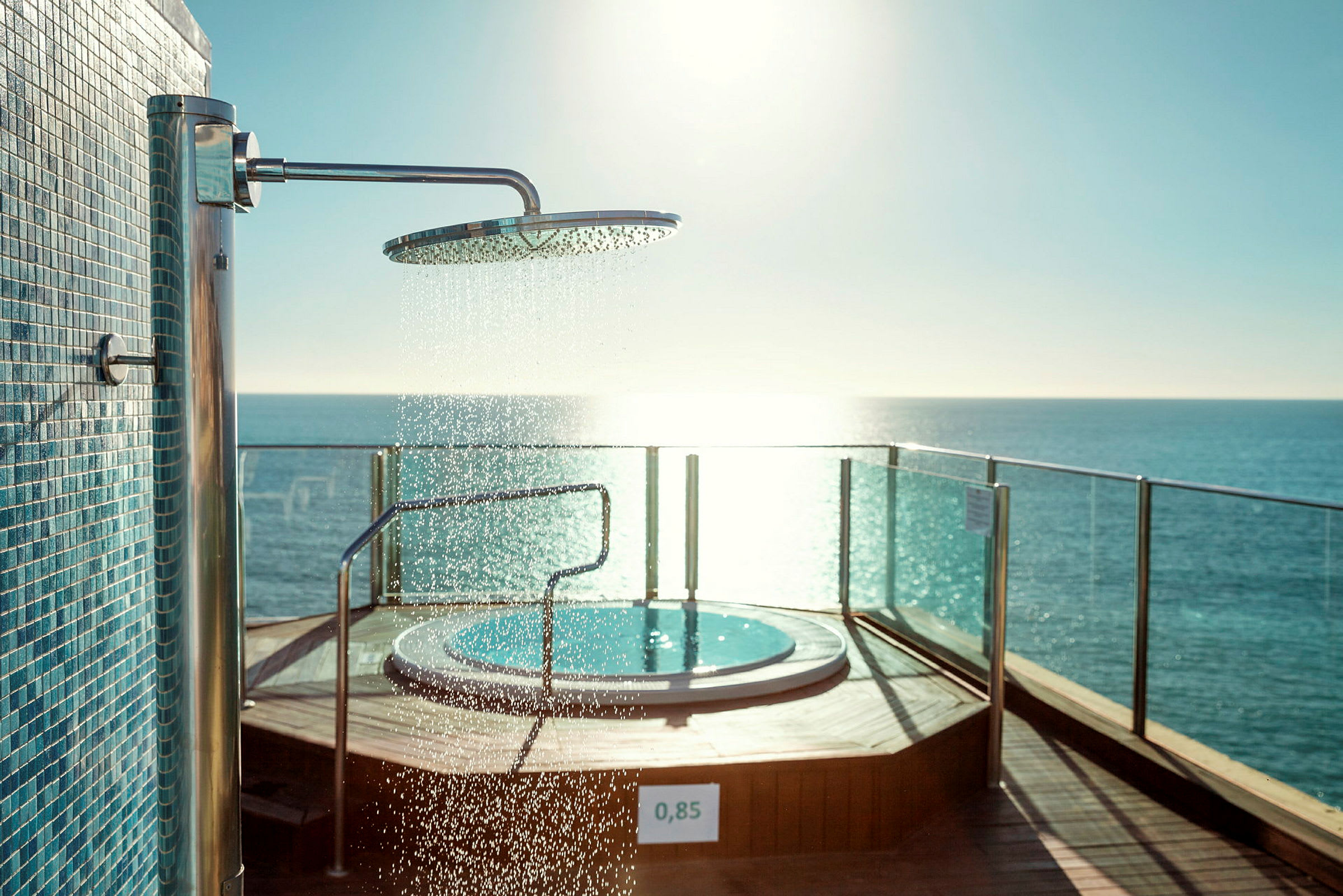 Utomhusdusch vid en pool med utsikt över havet. (AI-genererad text)
