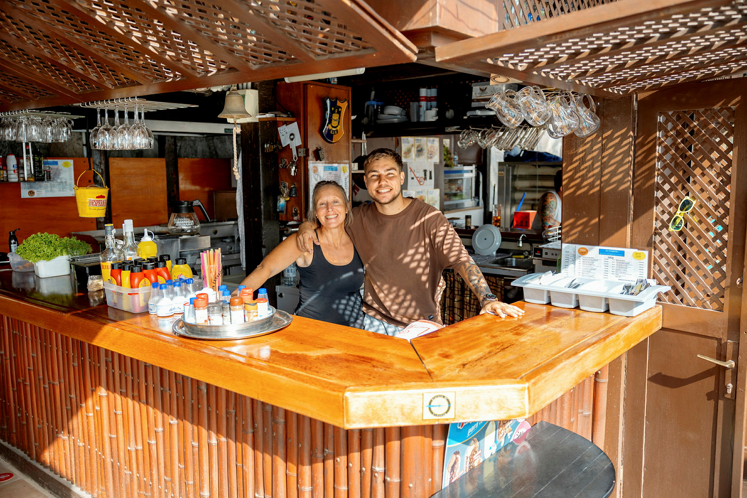 En serveringsdisk i en restaurang med diverse tillbehör och köksredskap. (AI-genererad text)
