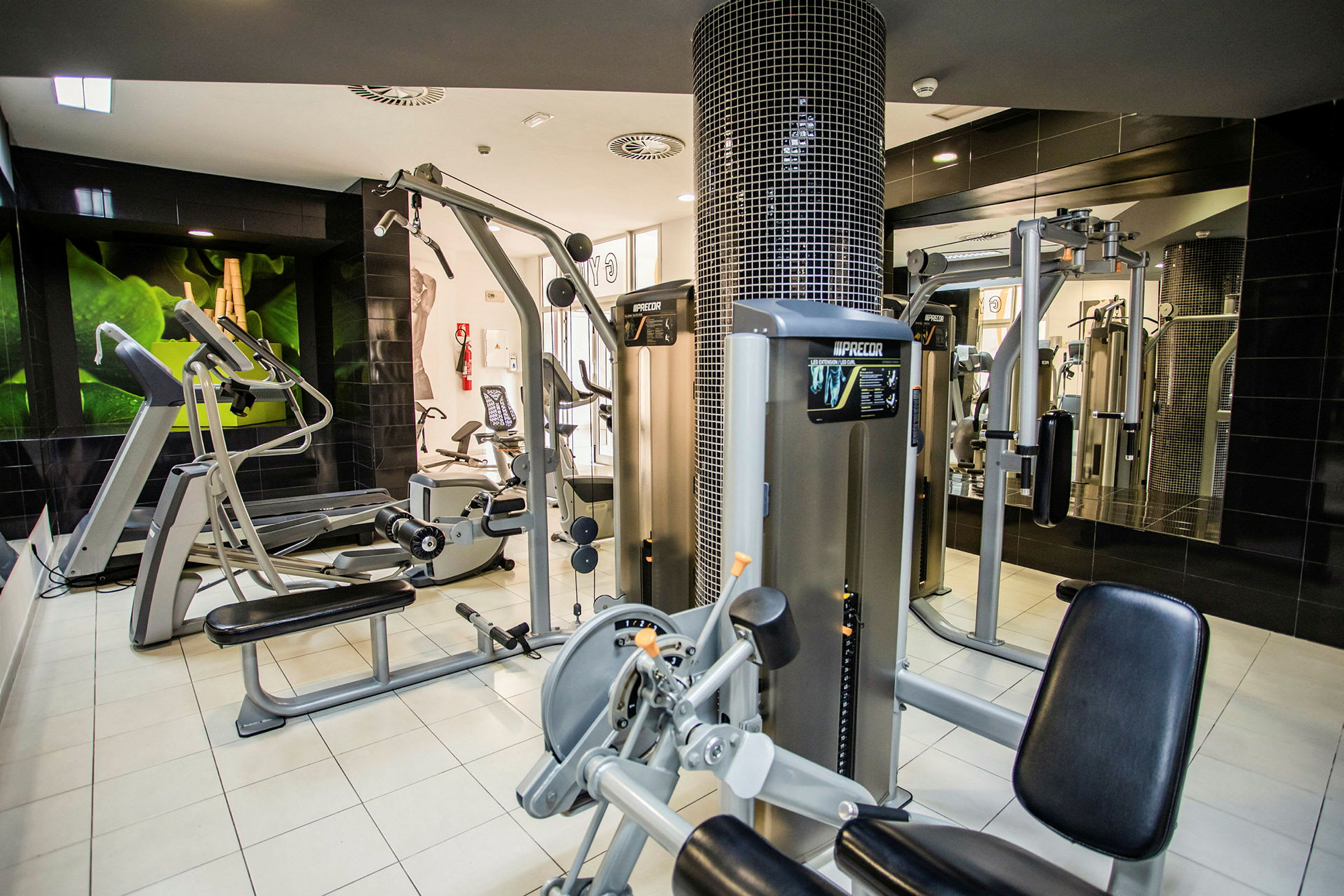 Ett gym med olika träningsmaskiner för styrka och kondition. (AI-genererad text)
