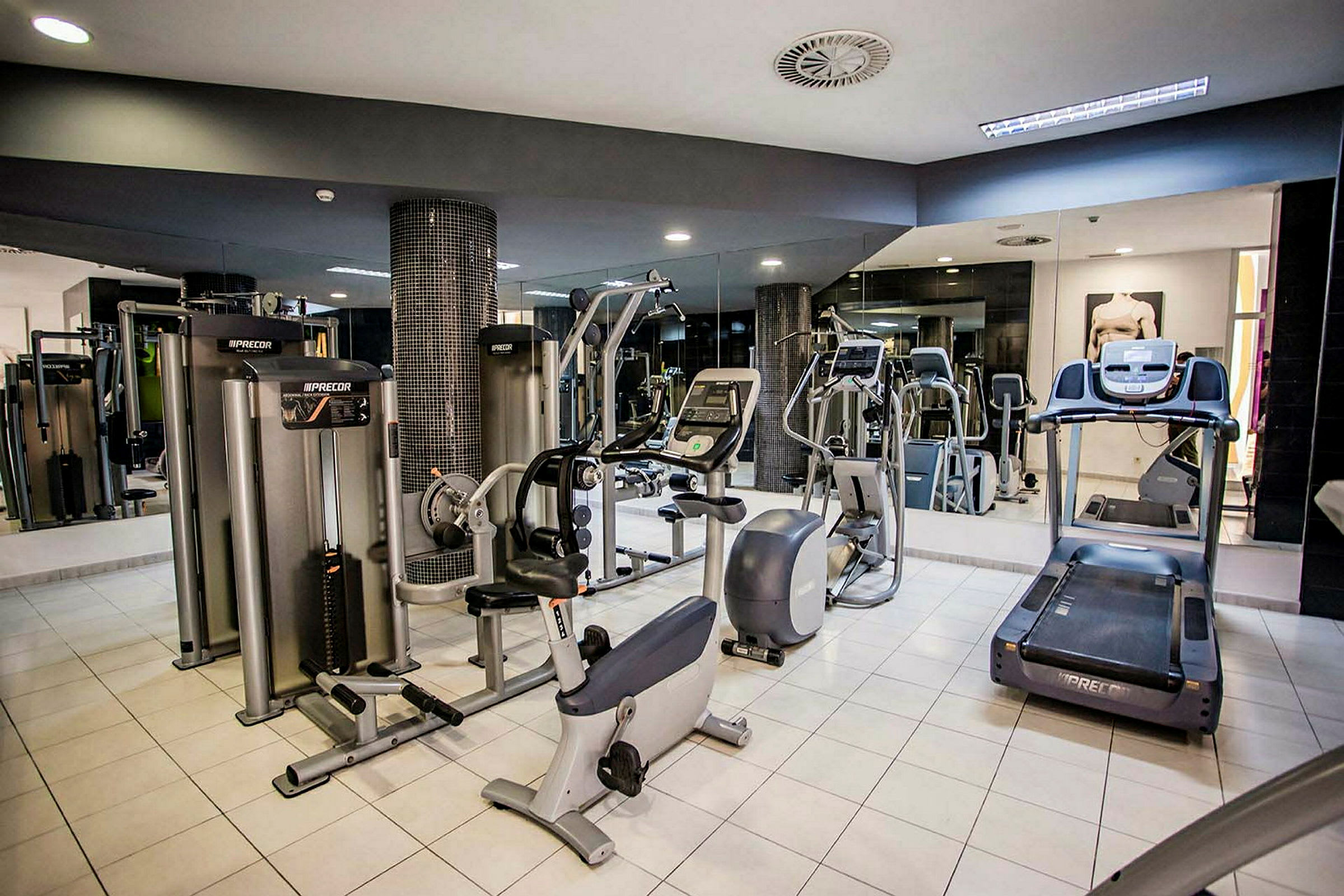 Bild av ett modernt gym med träningsutrustning. (AI-genererad text)
