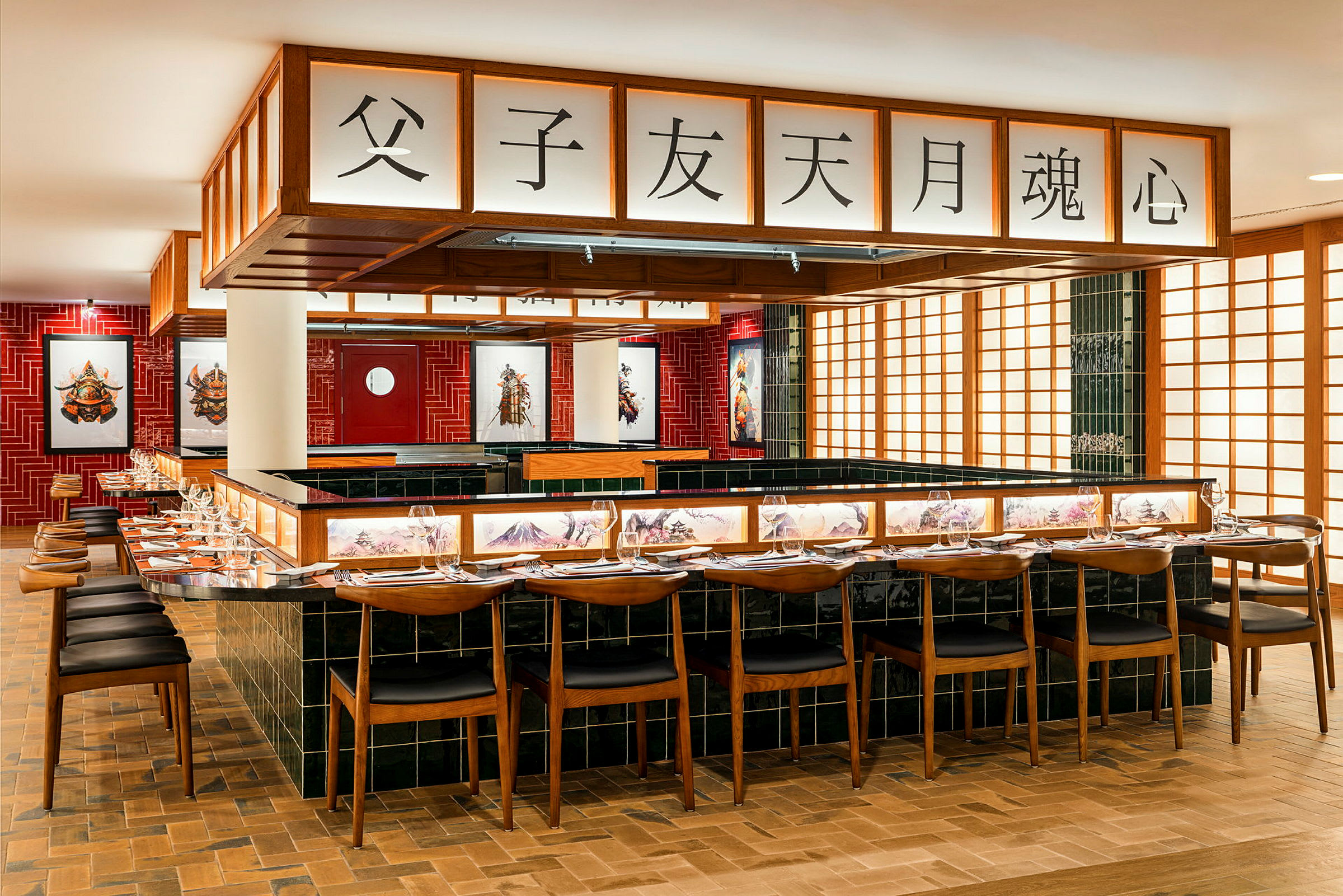 En restaurang interiör med japansk inspirerad design, inklusive träpaneler, röda väggar, och sittplatser vid bardisk. (AI-genererad text)