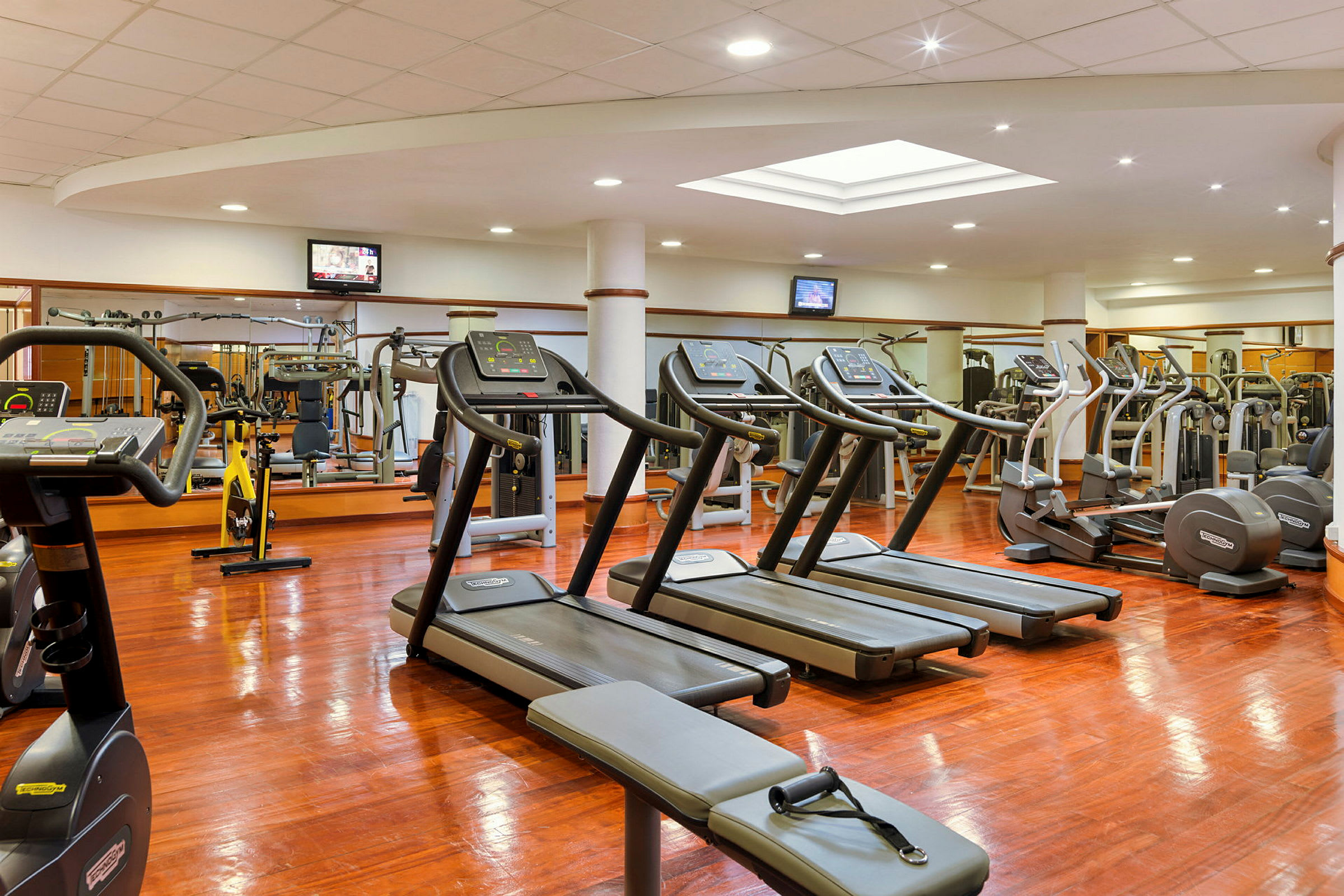 Ett gym med träningsmaskiner, löpband och motionscyklar. (AI-genererad text)