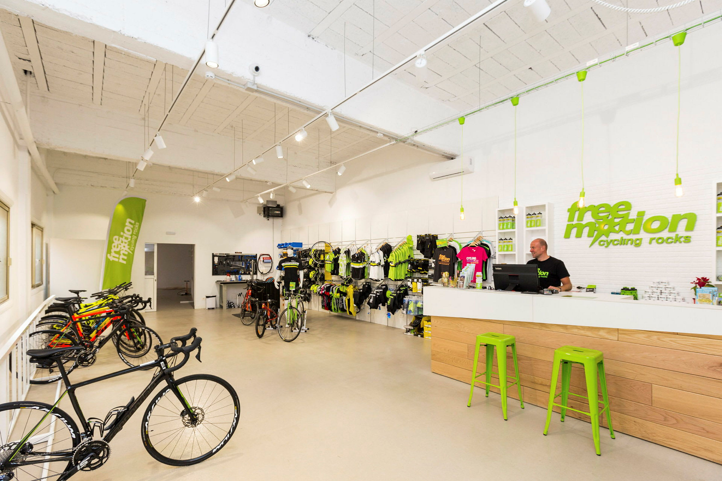 Interiör av en cykelbutik med nya cyklar och kläder på display. (AI-genererad text)