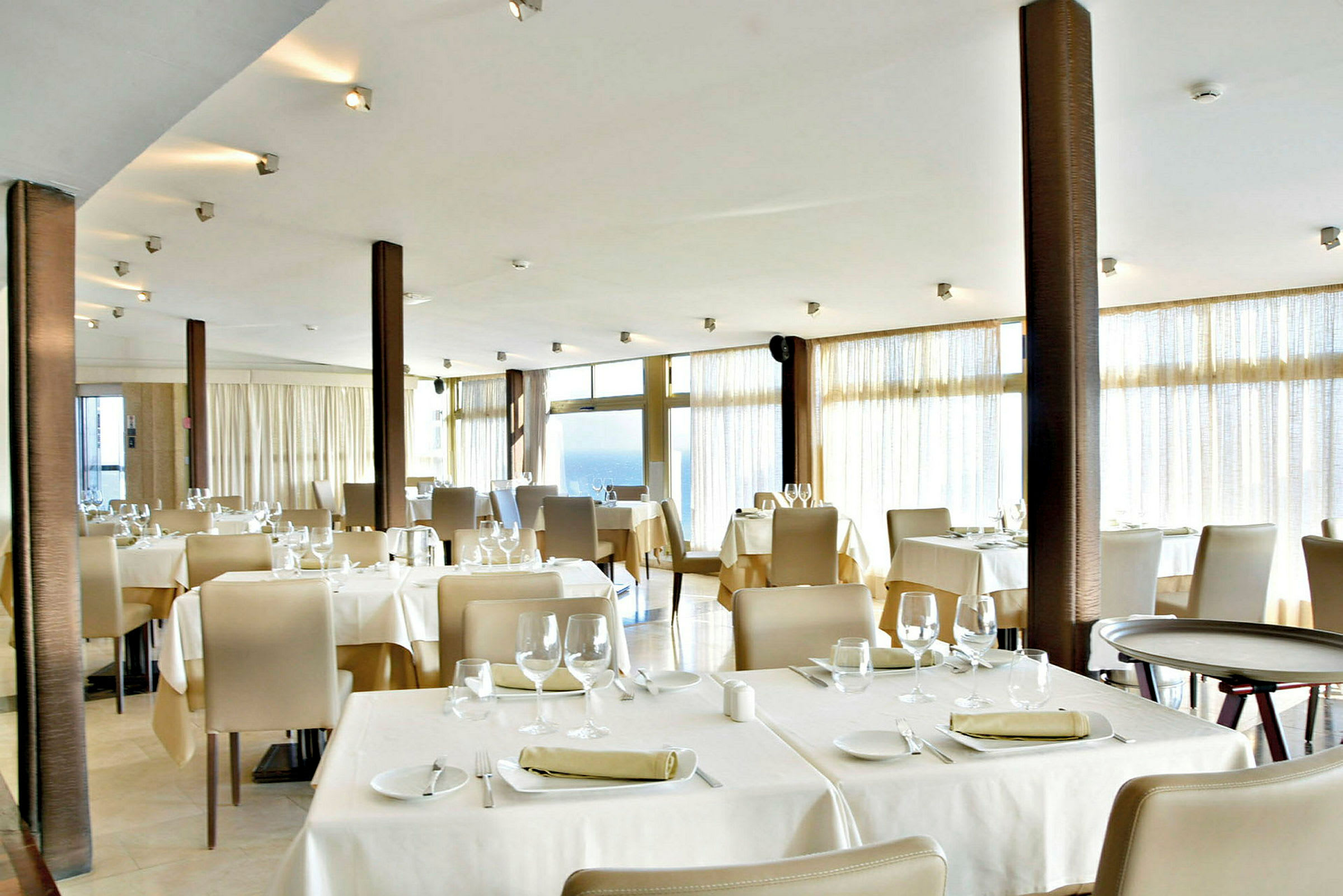 Bild av en restaurang med dukade bord och stolar. (AI-genererad text)