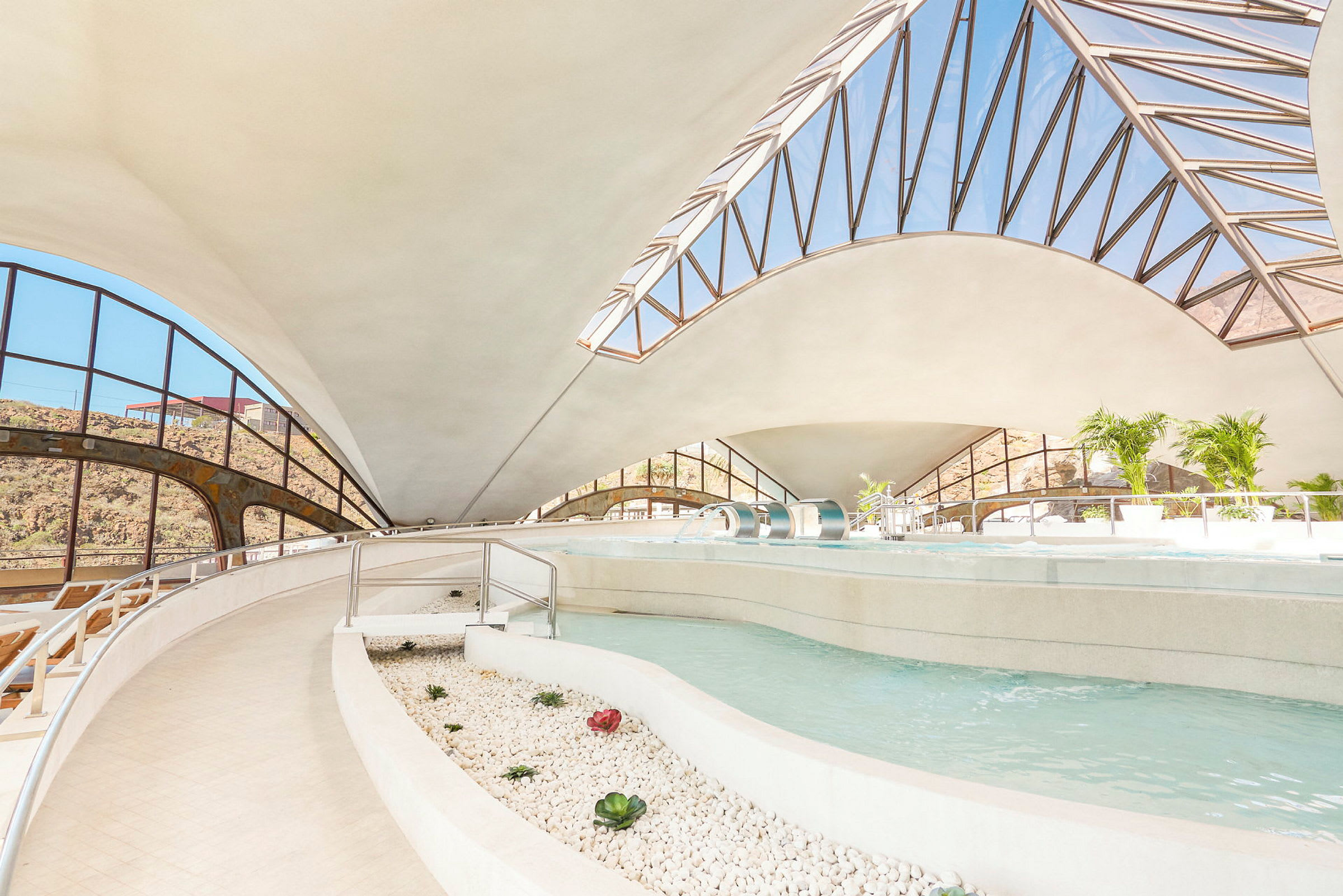 Inomhuspool med modern arkitektur och stora fönster. (AI-genererad text)