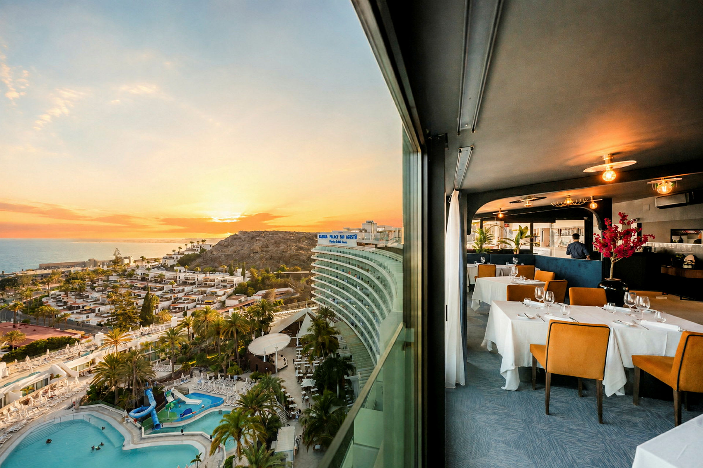 En restaurang med utsikt över en pool och ett hotellområde vid solnedgång. (AI-genererad text)
