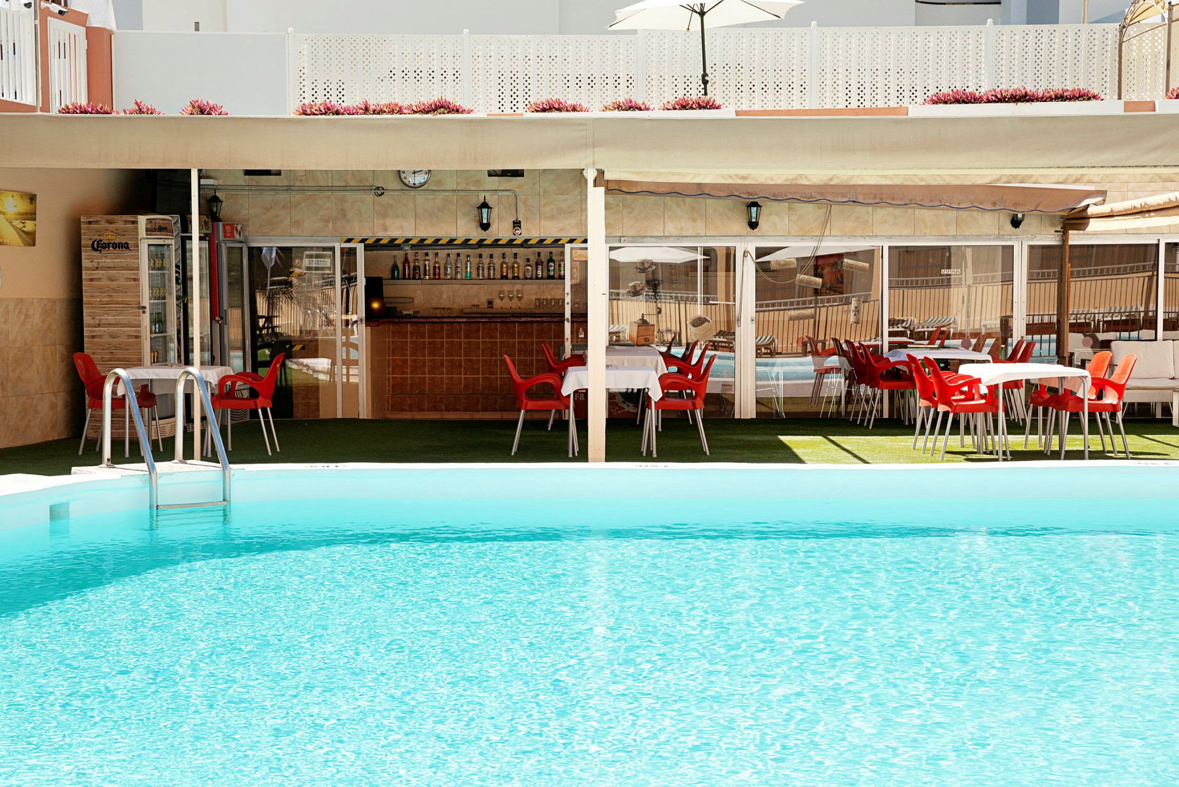 Pool med intilliggande sittplatser och bar. (AI-genererad text)