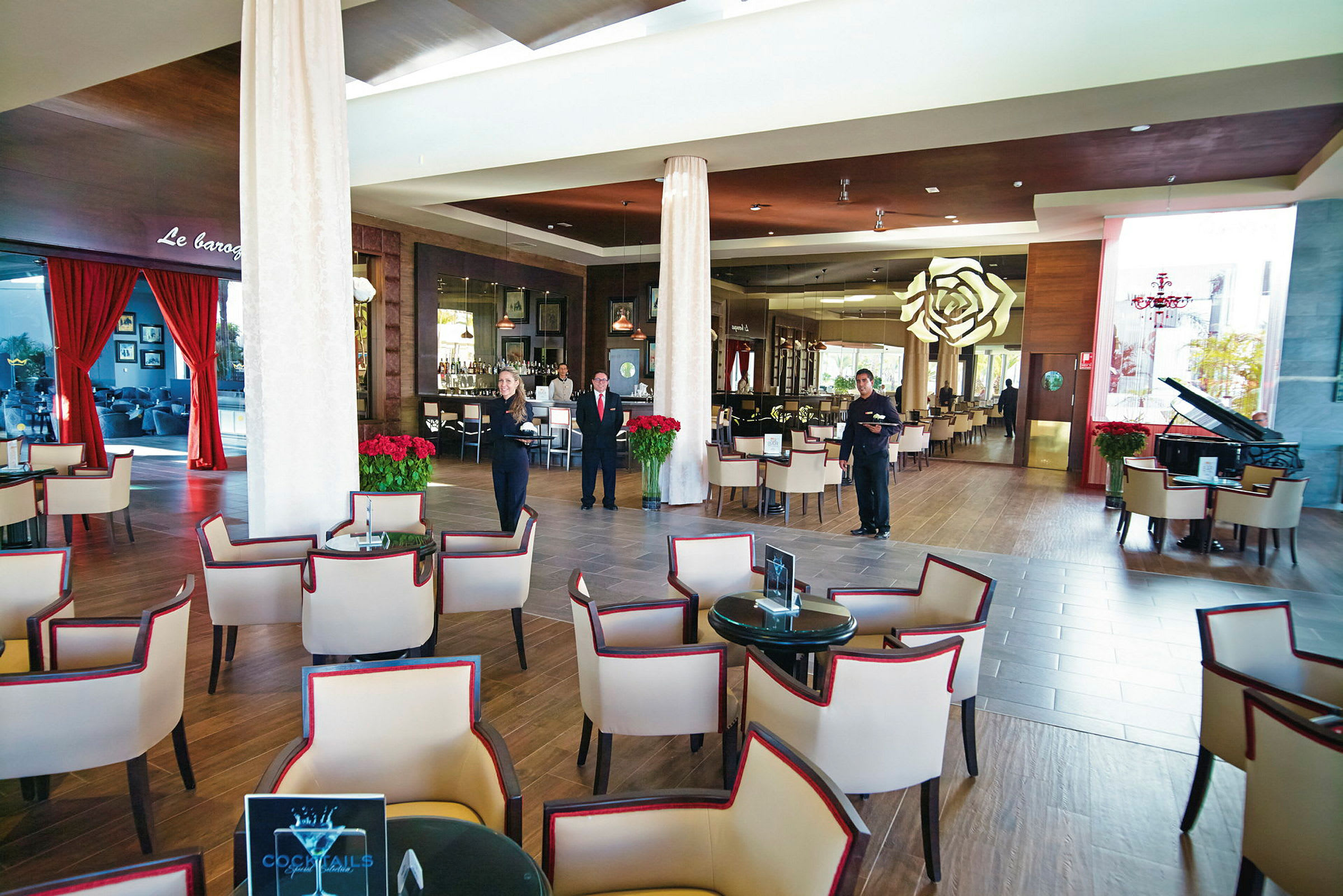 En sittningsyta med stoppade stolar och bord i en stilfull hotellbar med modern inredning. (AI-genererad text)