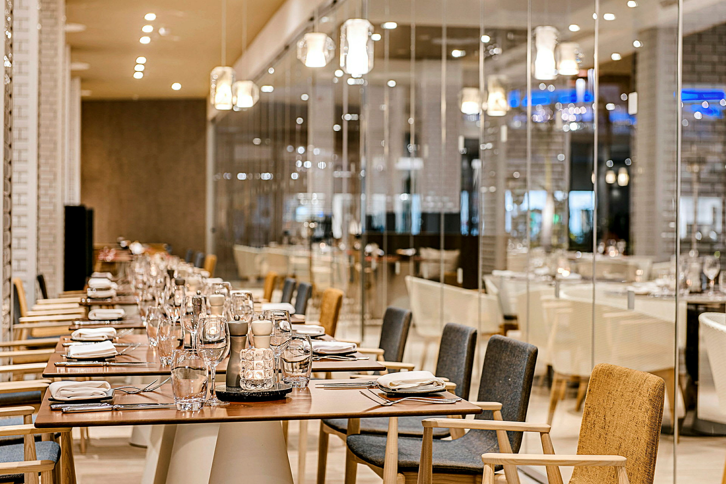 Elegant restaurang med dukade bord och bekväma stolar. (AI-genererad text)