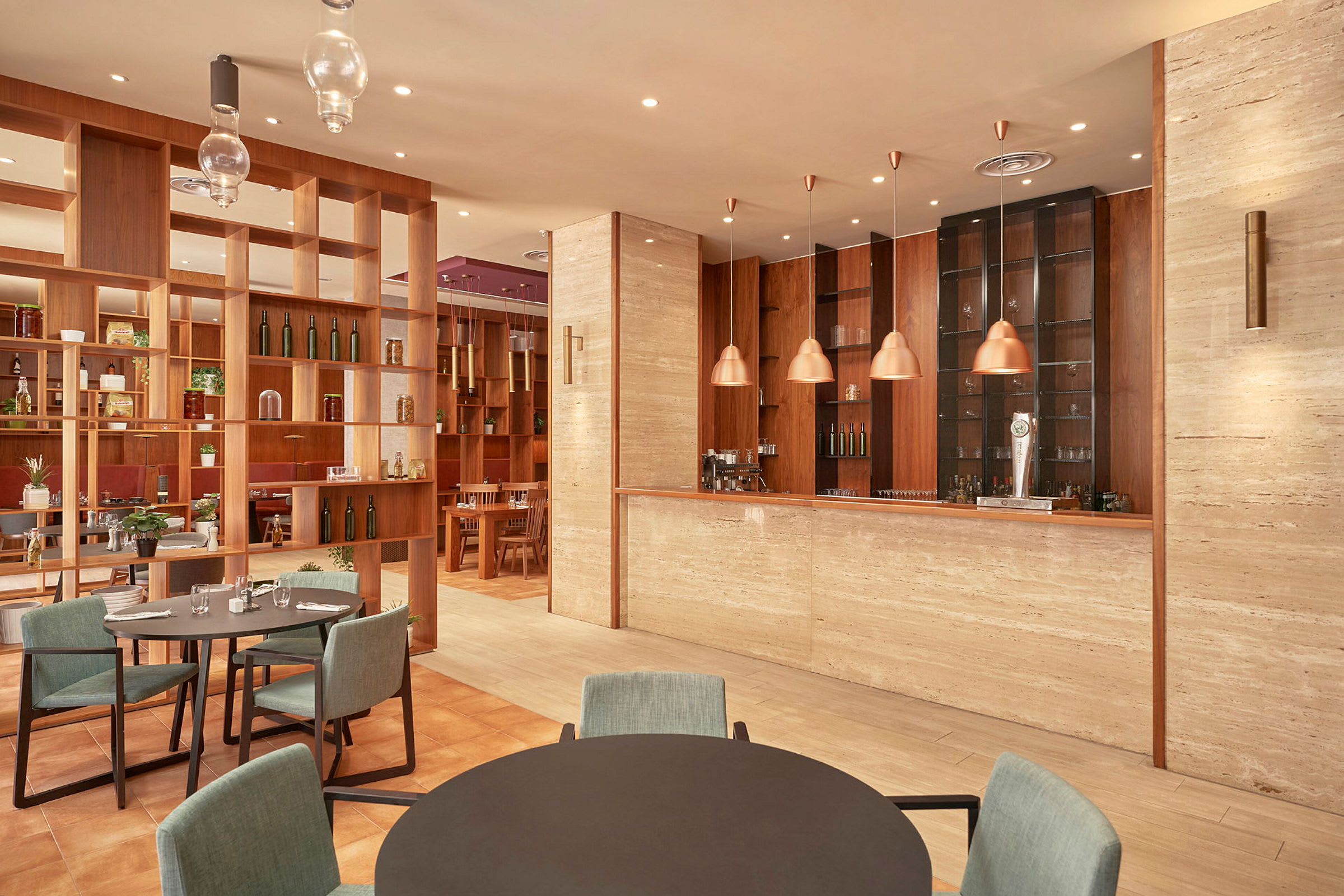 Interiör av en restaurang med modern inredning, inklusive bord, stolar och en bardisk. (AI-genererad text)