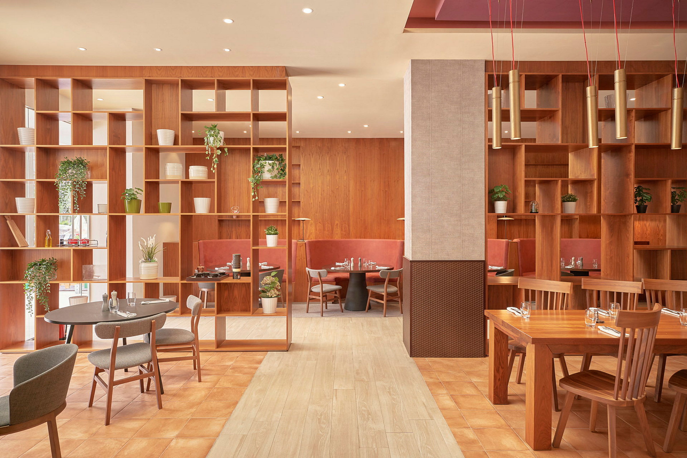 Modern restaurang med träinredning och växter. (AI-genererad text)