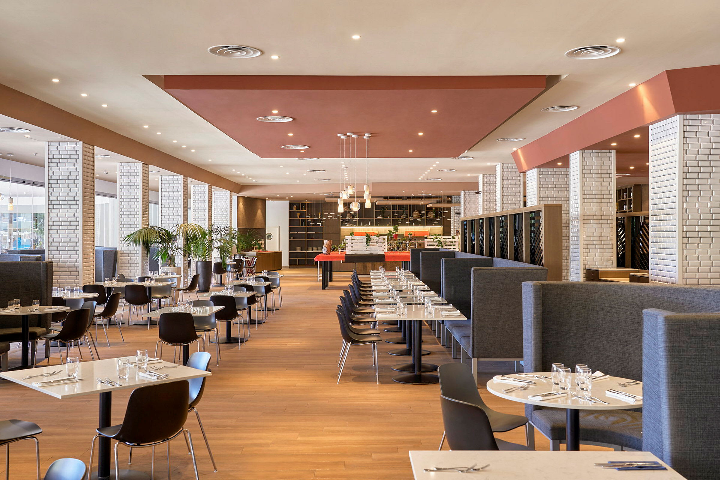 Interiör av en modern restaurang med bord och sittplatser. (AI-genererad text)