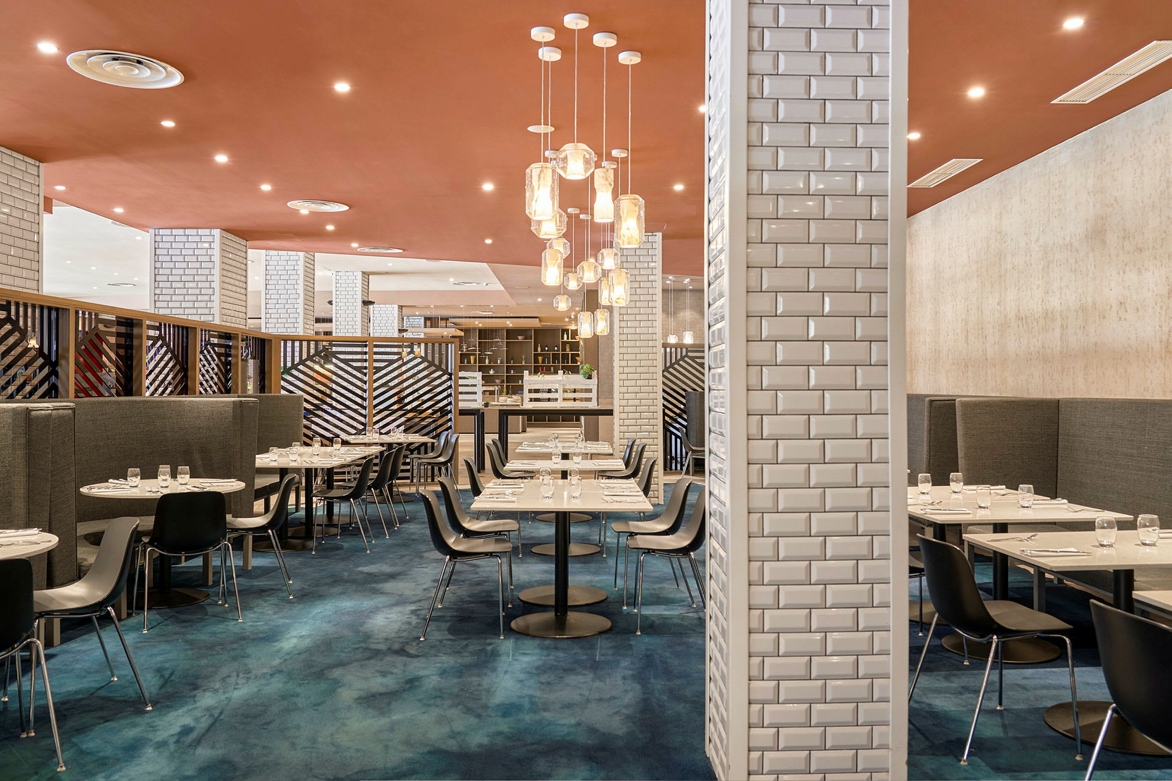 En modern restaurang med stilren inredning, blått golv och eleganta bord. (AI-genererad text)