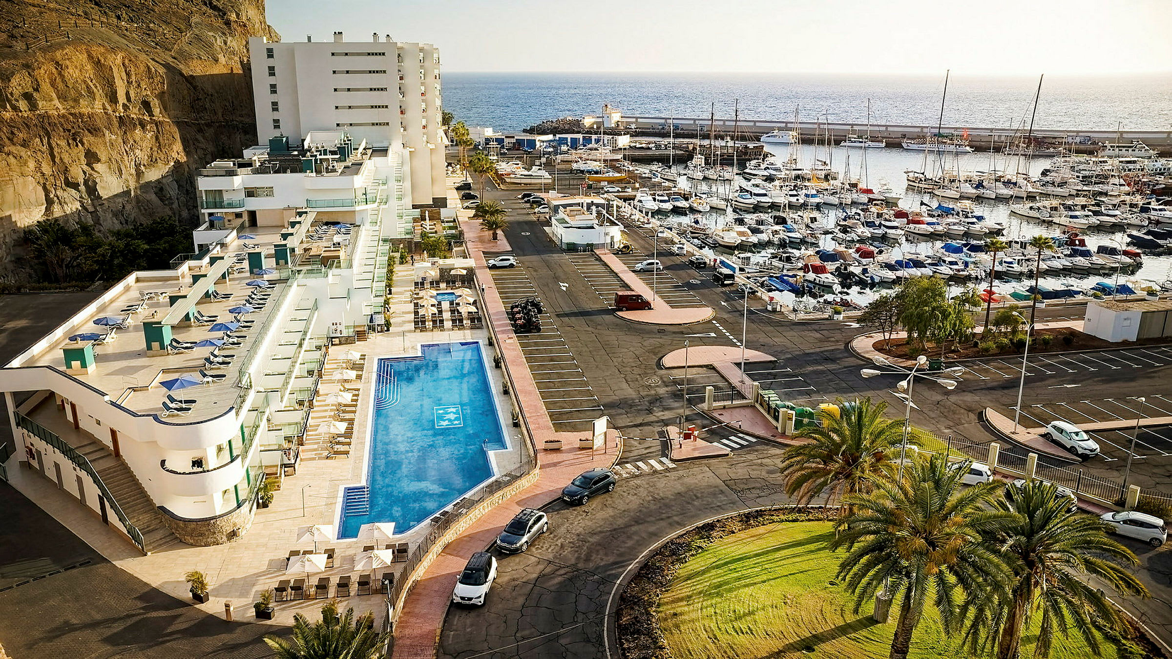 Hotellets poolområde och marina med båtar vid kusten. (AI-genererad text)