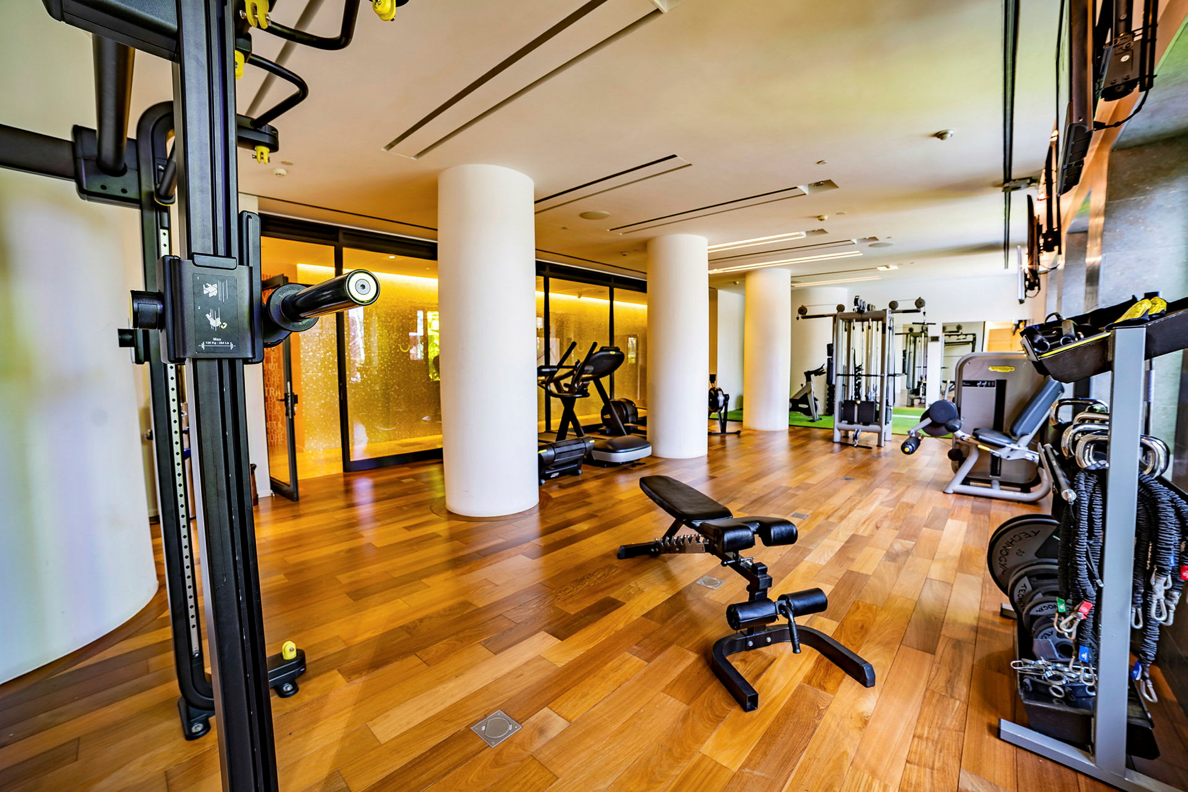 Ett modernt gym med träningsutrustning och träningsmaskiner. (AI-genererad text)