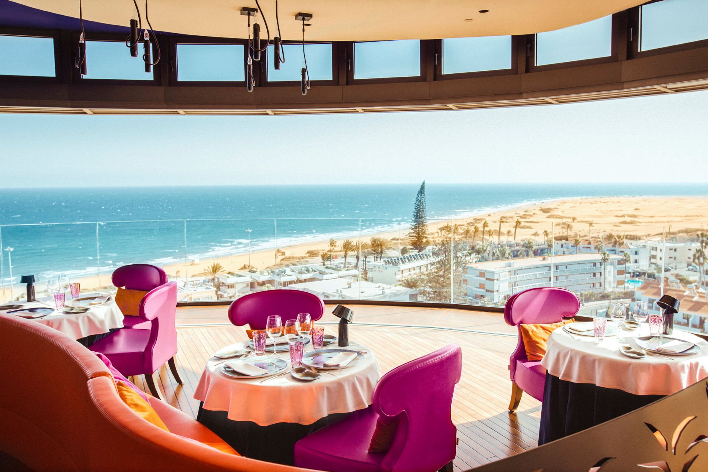 En restaurang med utsikt över havet och stranden. (AI-genererad text)