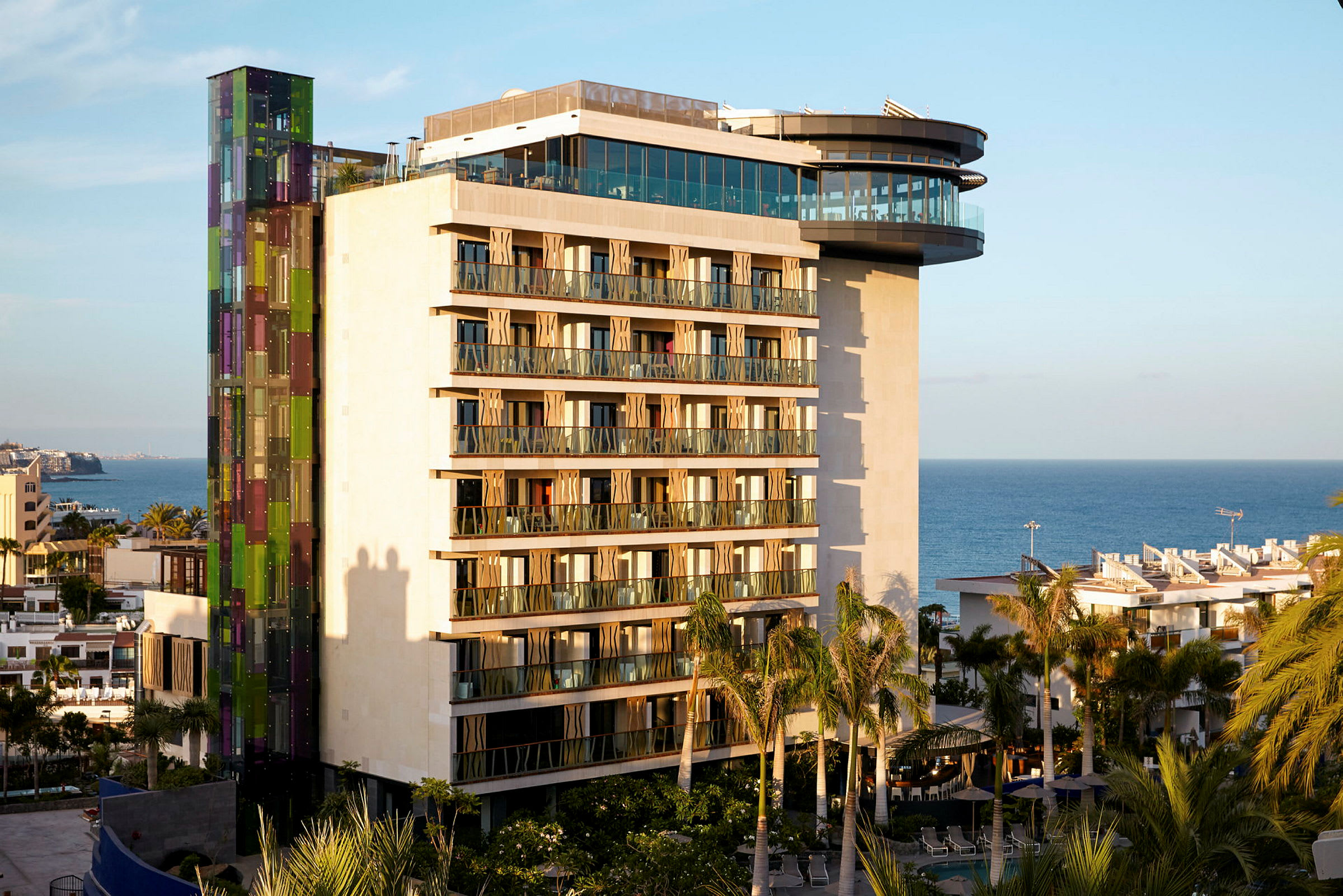 Modern hotellbyggnad med havet i bakgrunden. (AI-genererad text)