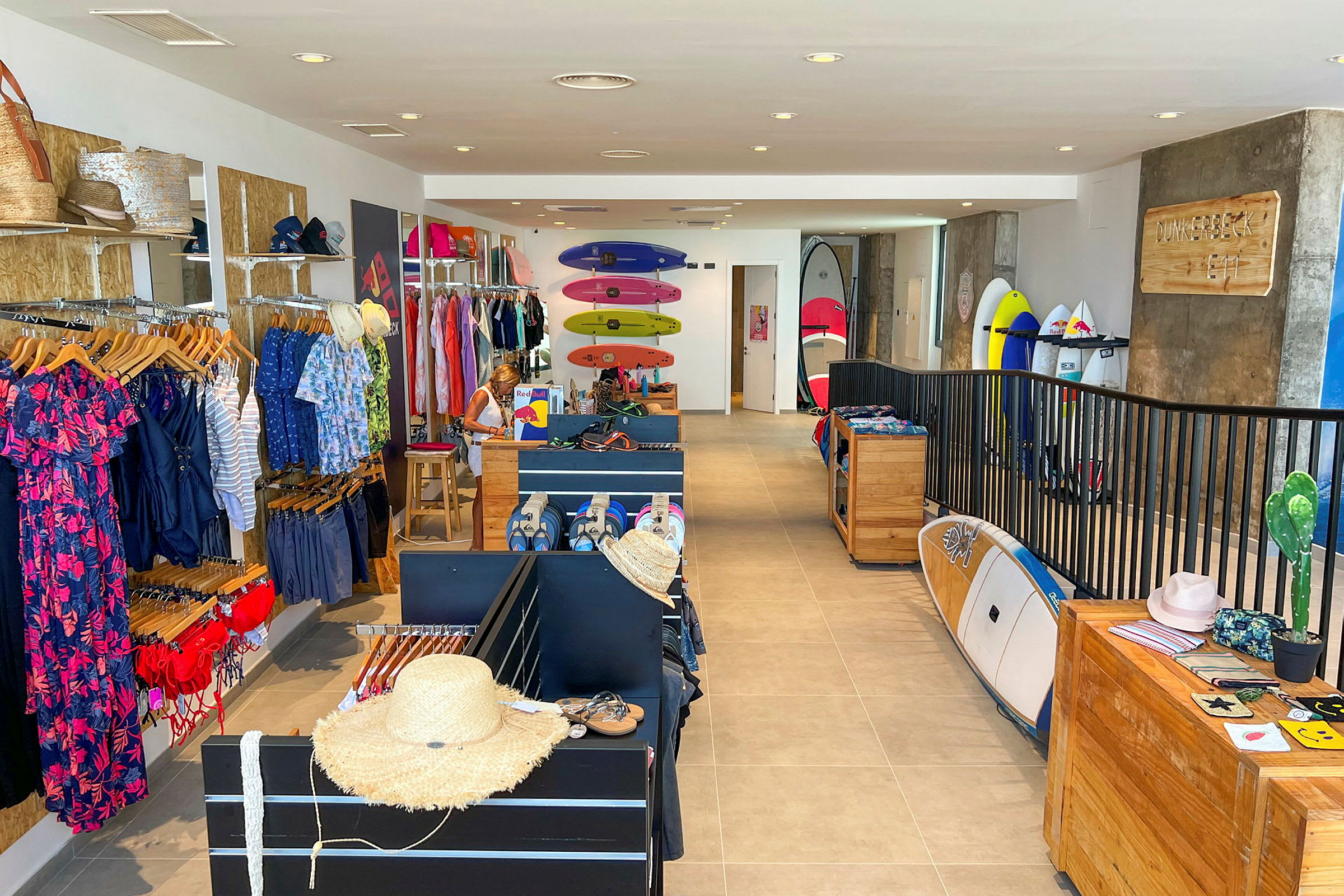 En butik med badkläder, surfbrädor och strandtillbehör. (AI-genererad text)
