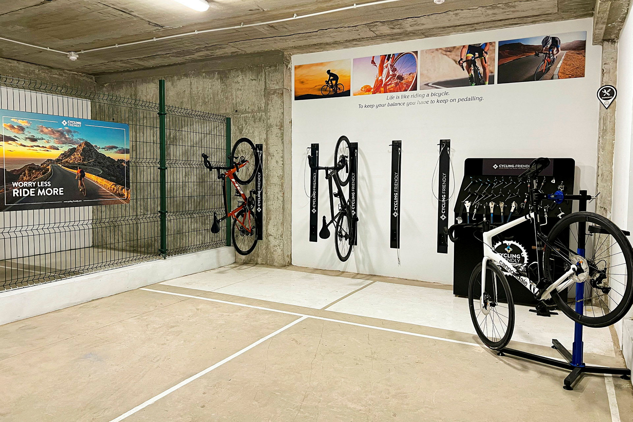En cykelförvaringsplats med flera cyklar upphängda på väggen och skyltar som framhäver cykling. (AI-genererad text)
