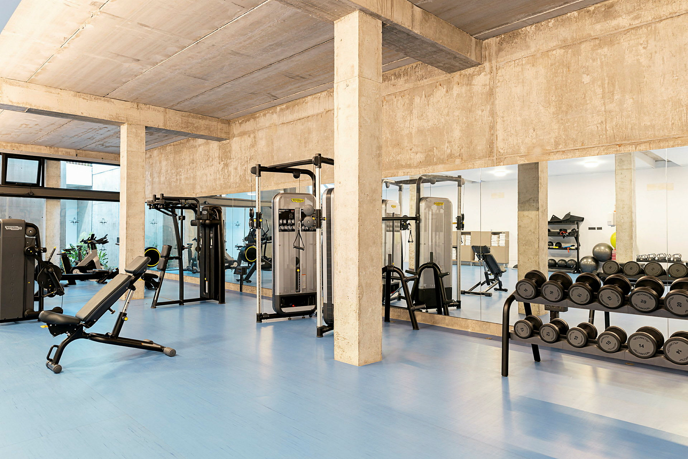 Ett gym med träningsutrustning och vikter. (AI-genererad text)