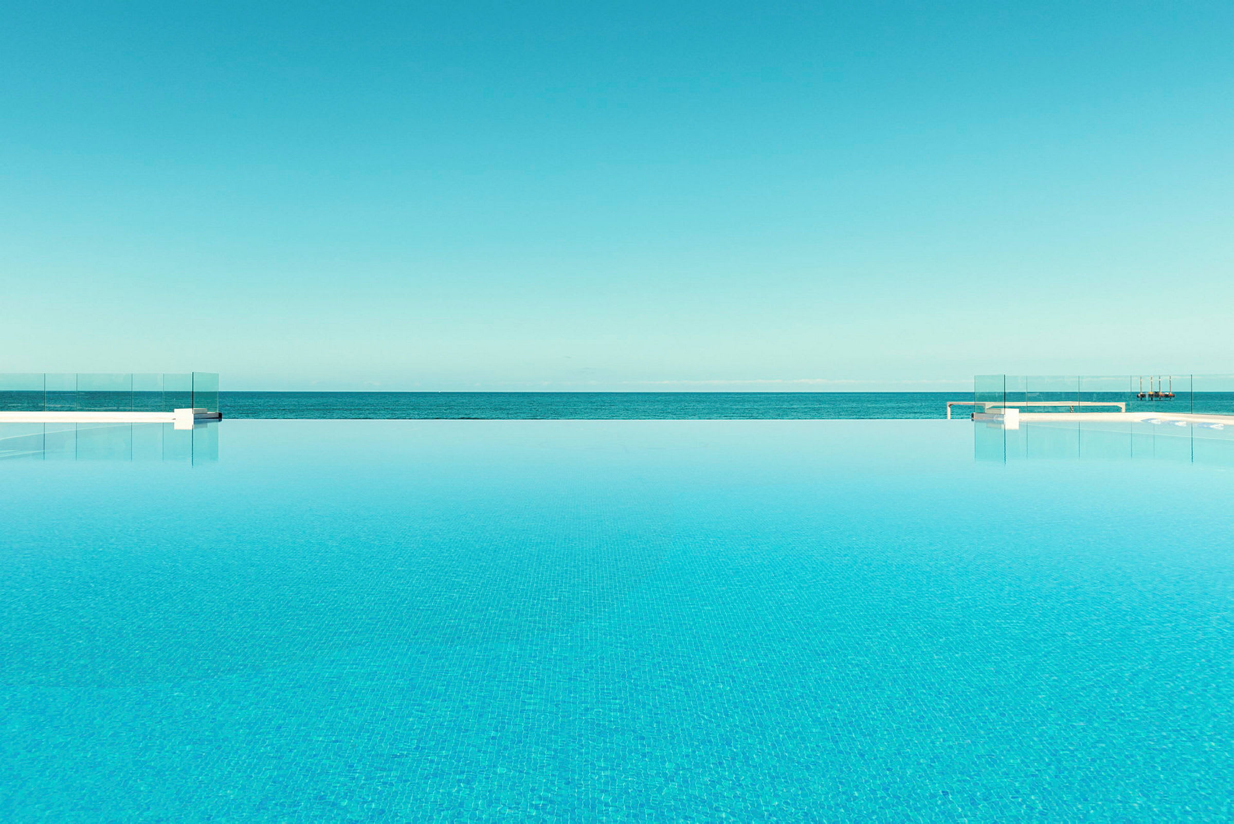 En infinitypool med havet i bakgrunden. (AI-genererad text)