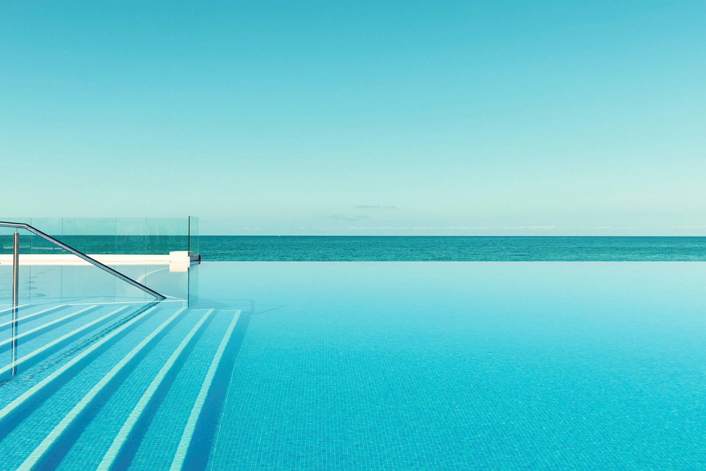 En infinitypool med utsikt mot havet. (AI-genererad text)
