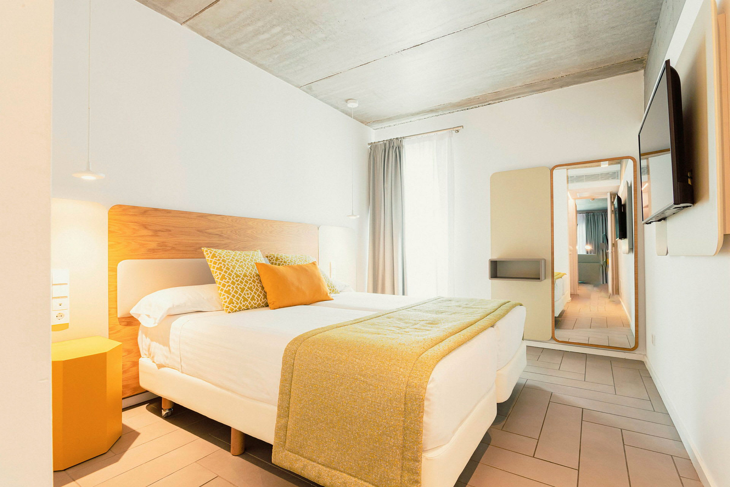 Modernt inrett hotellrum med en stor säng och guldfärgade detaljer. (AI-genererad text)