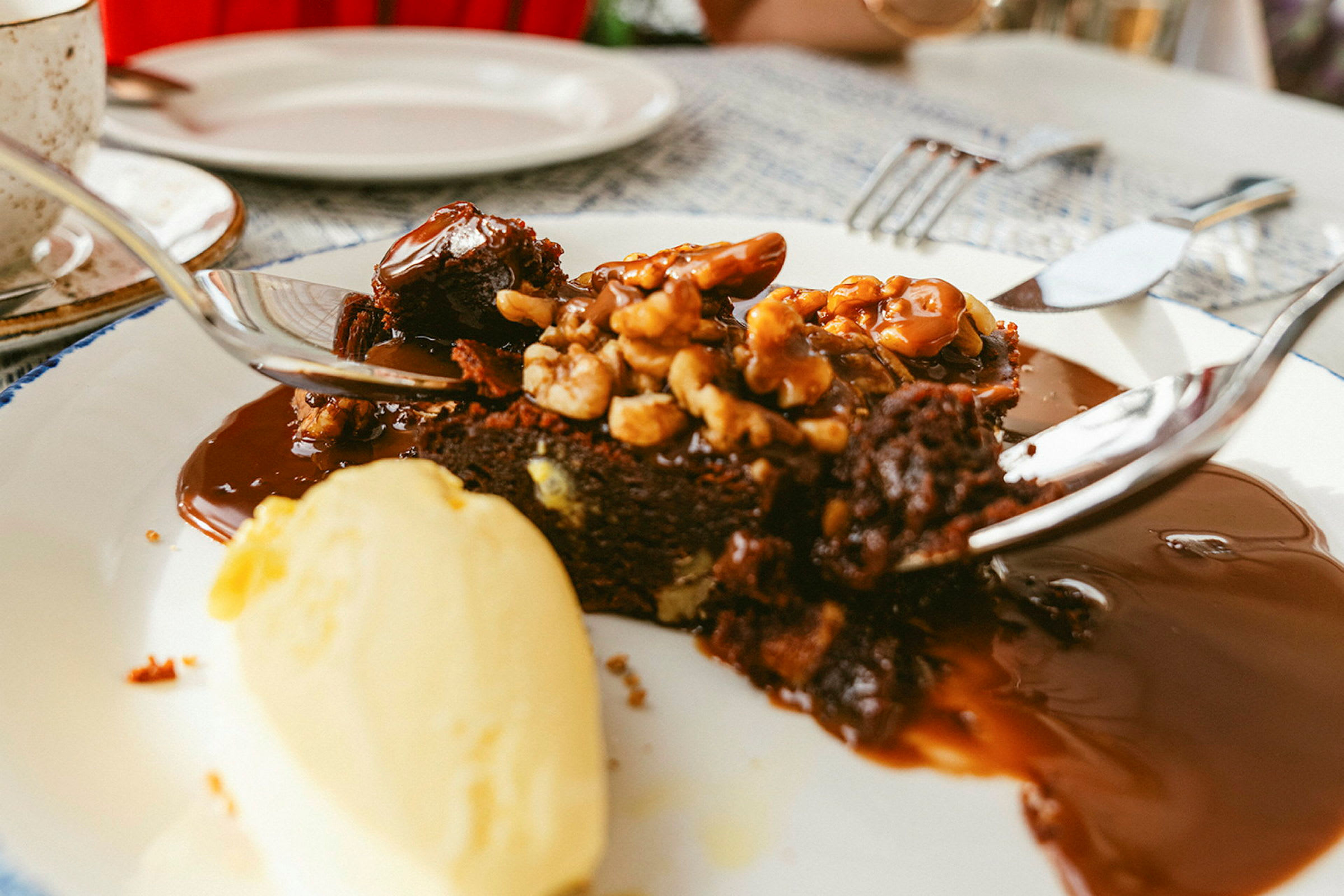 Chokladkaka serverad med nötter, sås och vaniljglass. (AI-genererad text)