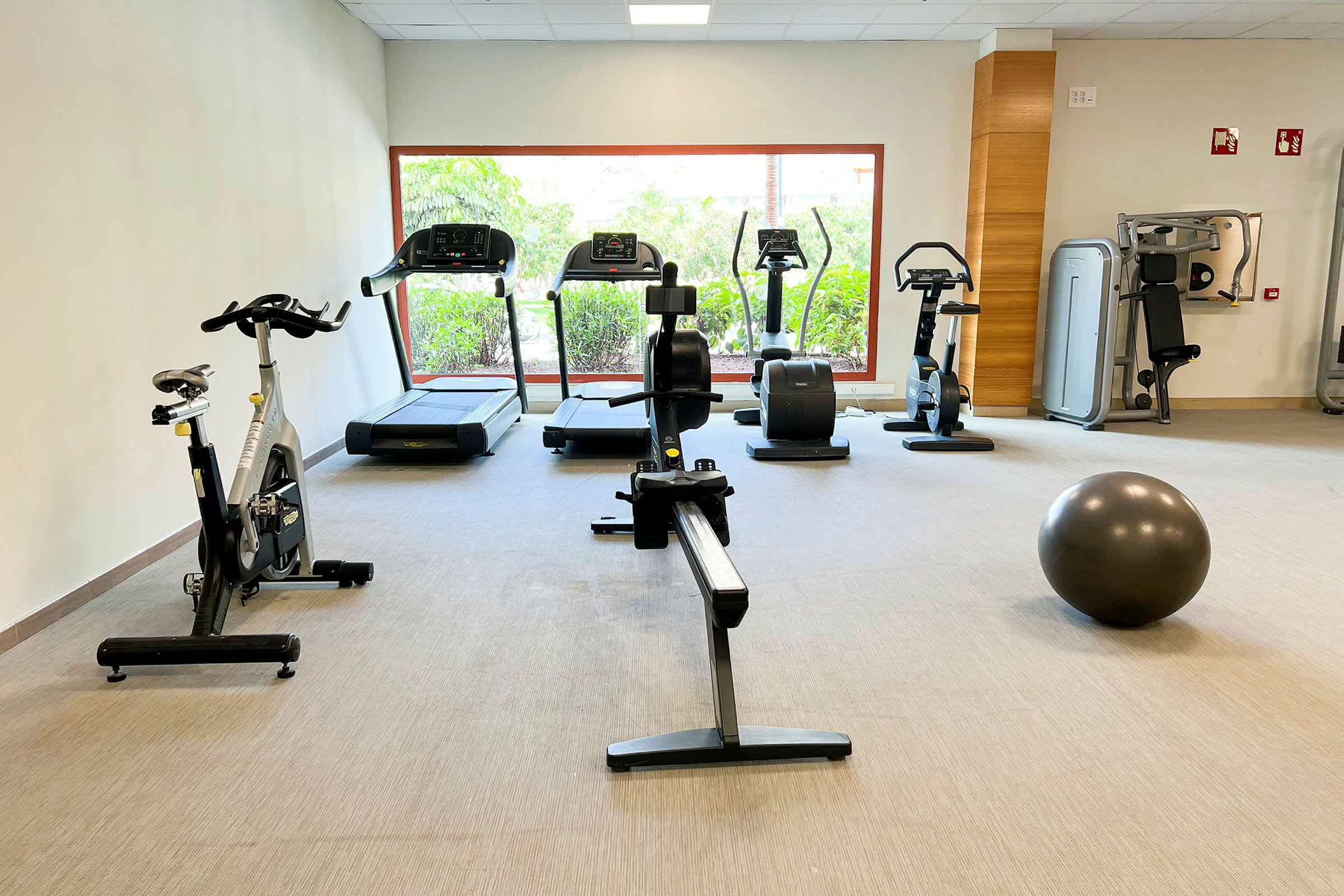 Gymrum med träningsmaskiner och utrustning. (AI-genererad text)