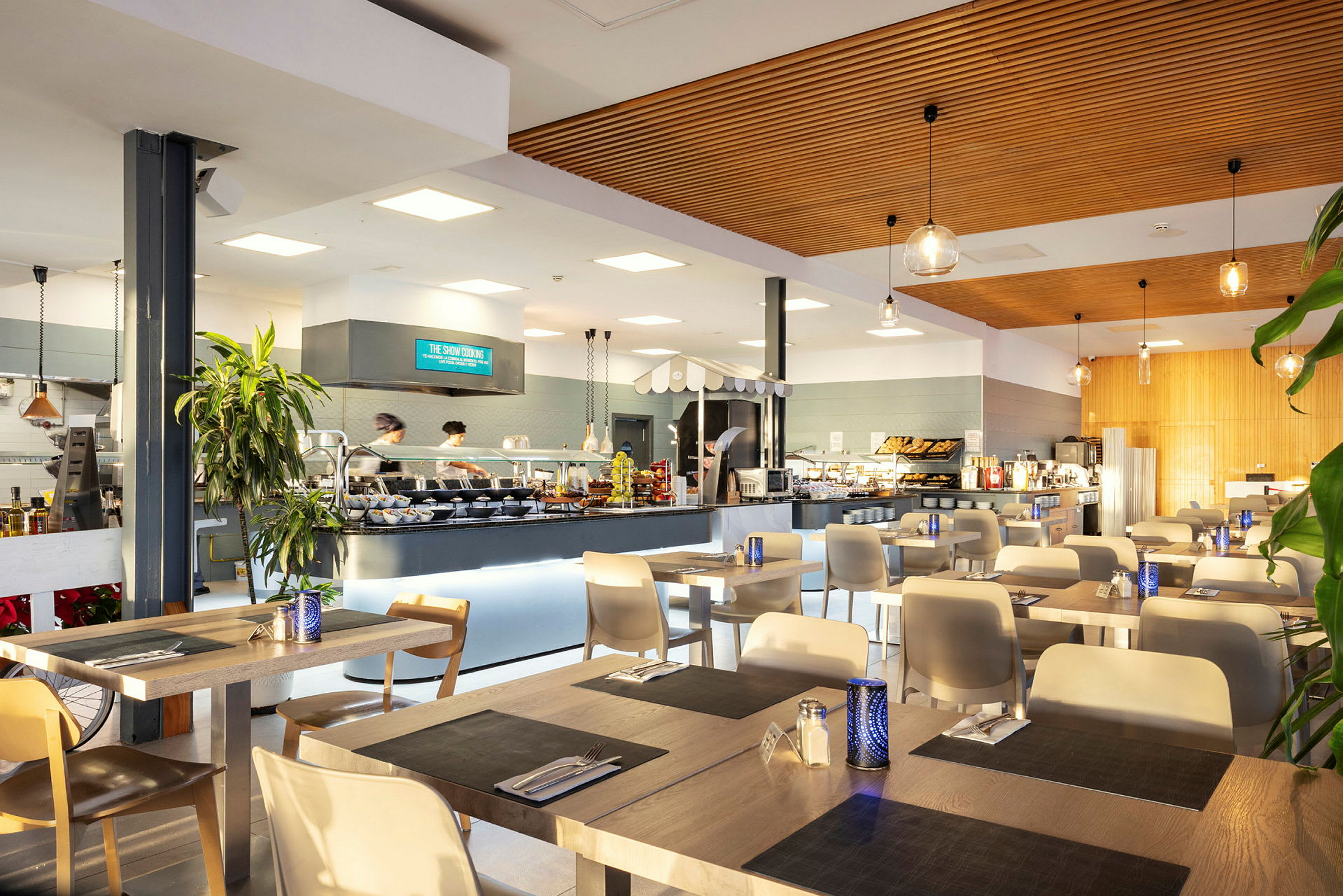 Interiör av en restaurang med modern inredning och ett serveringsområde. (AI-genererad text)