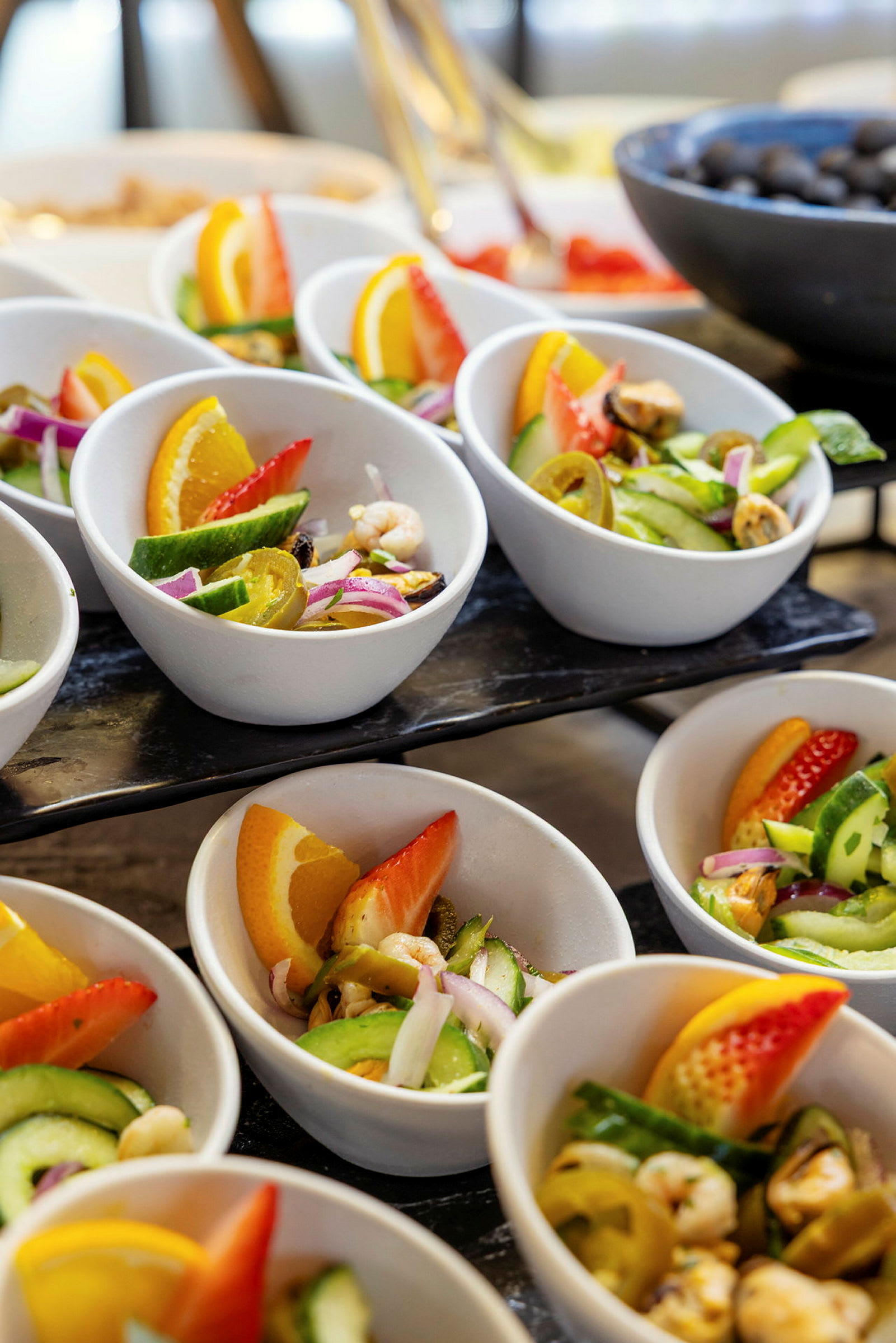 Små skålar fyllda med färgglad sallad.  (AI-genererad text)
