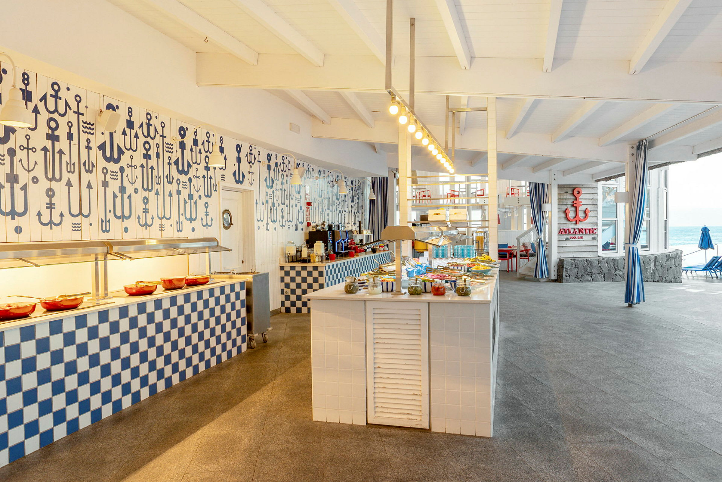 Bild av en bufférestaurang med sjötema, med dukade bord och dekorationer. (AI-genererad text)