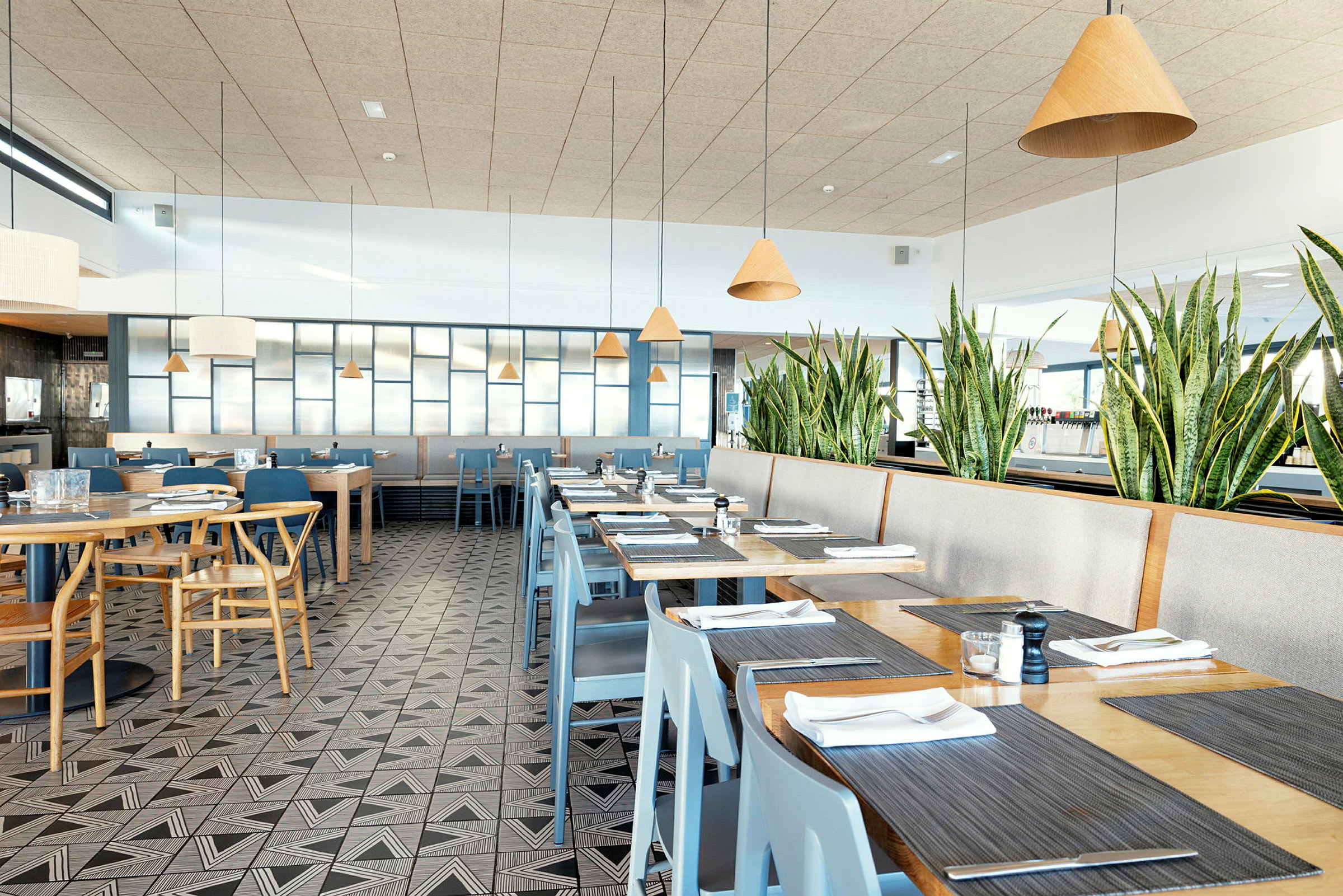 Bild av en restaurang med moderna möbler. (AI-genererad text)