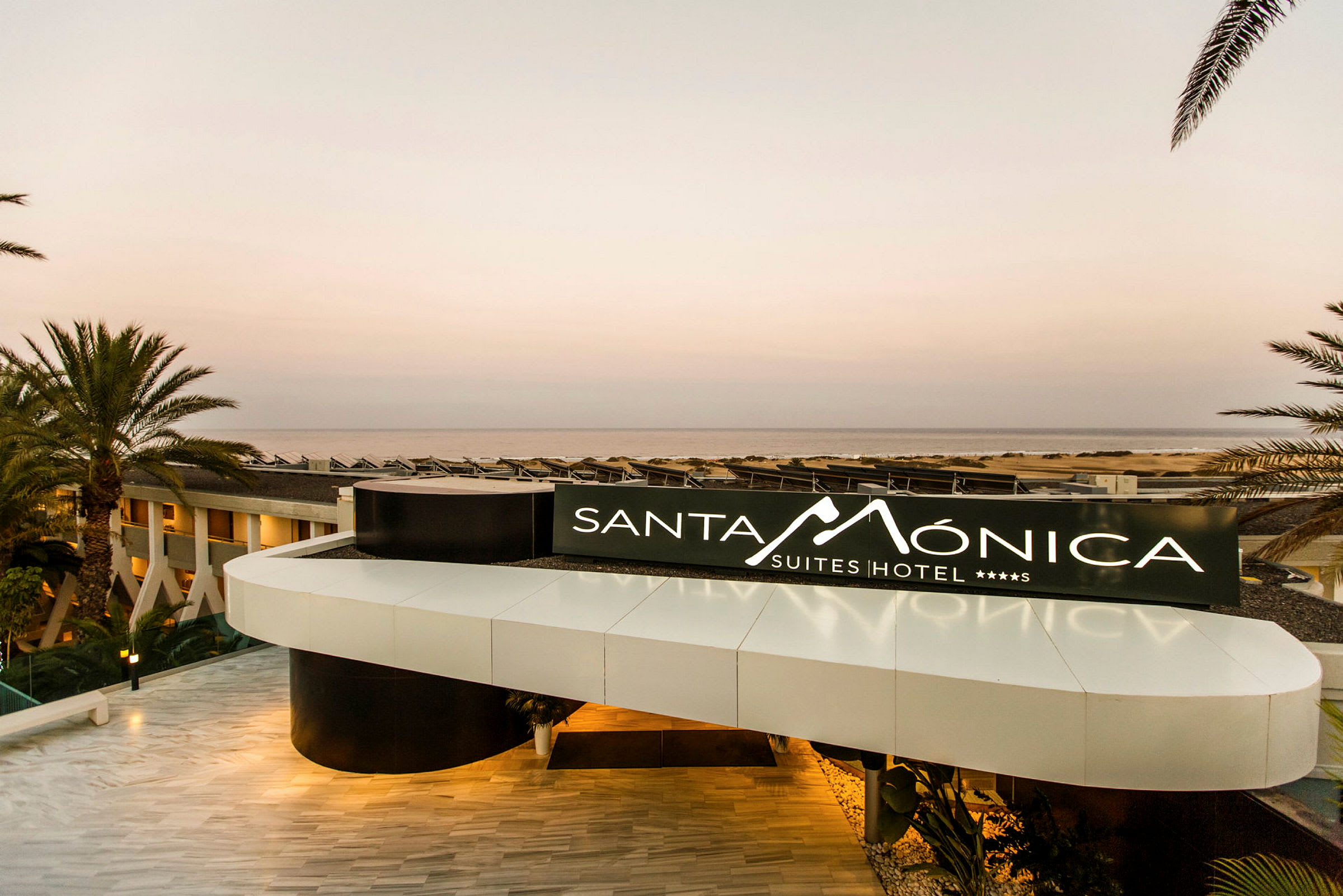 Entré med skylt för Santa Monica Suites Hotel. (AI-genererad text)