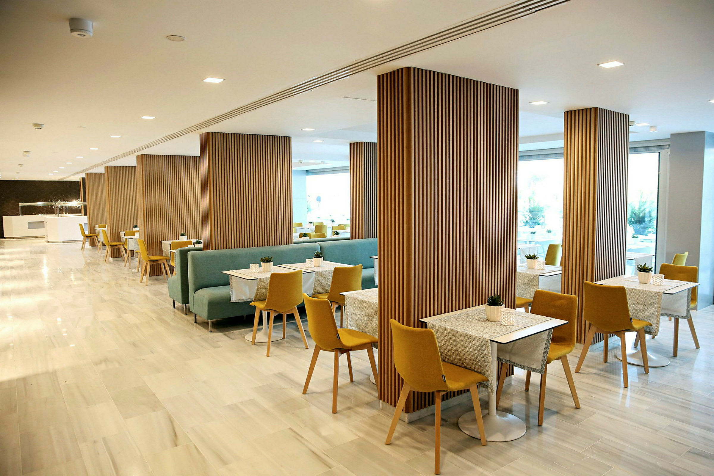 Modern restaurang med bord och stolar. (AI-genererad text)