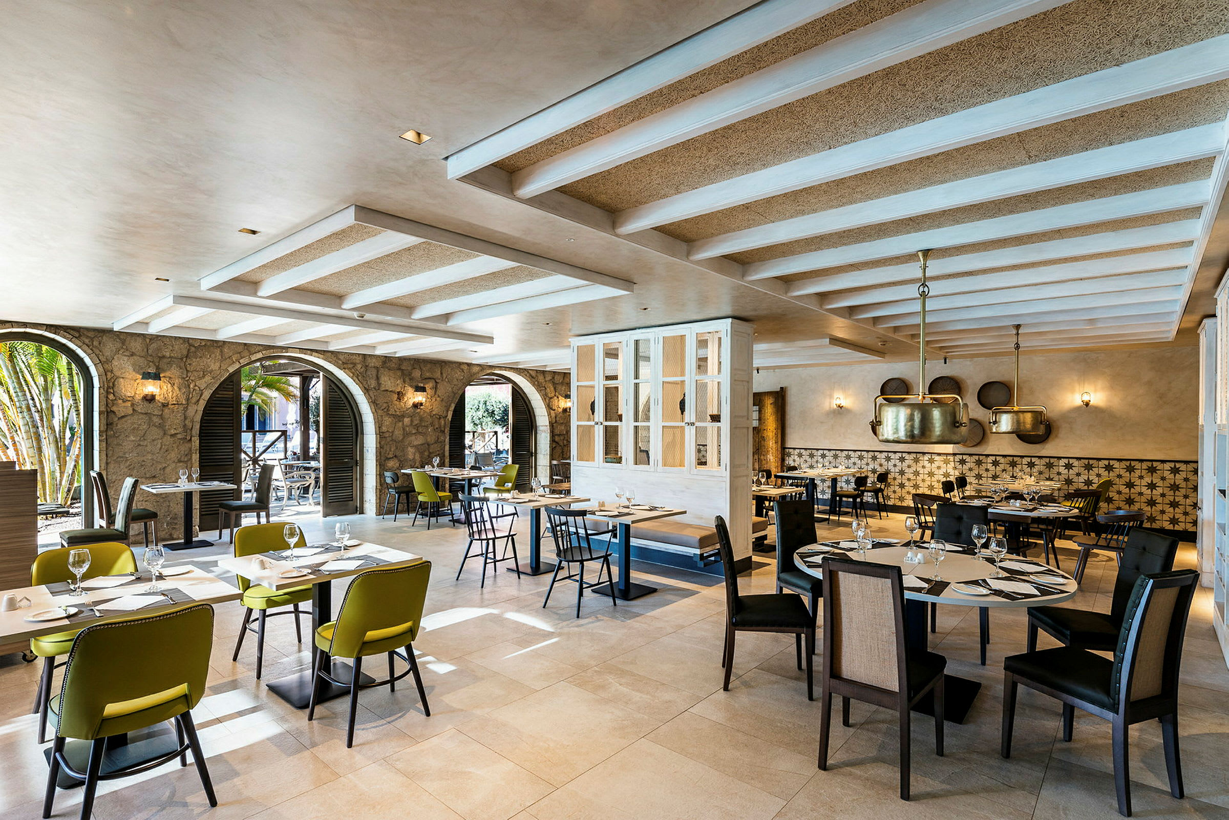 Ljus restaurang med moderna möbler och stenväggar. (AI-genererad text)