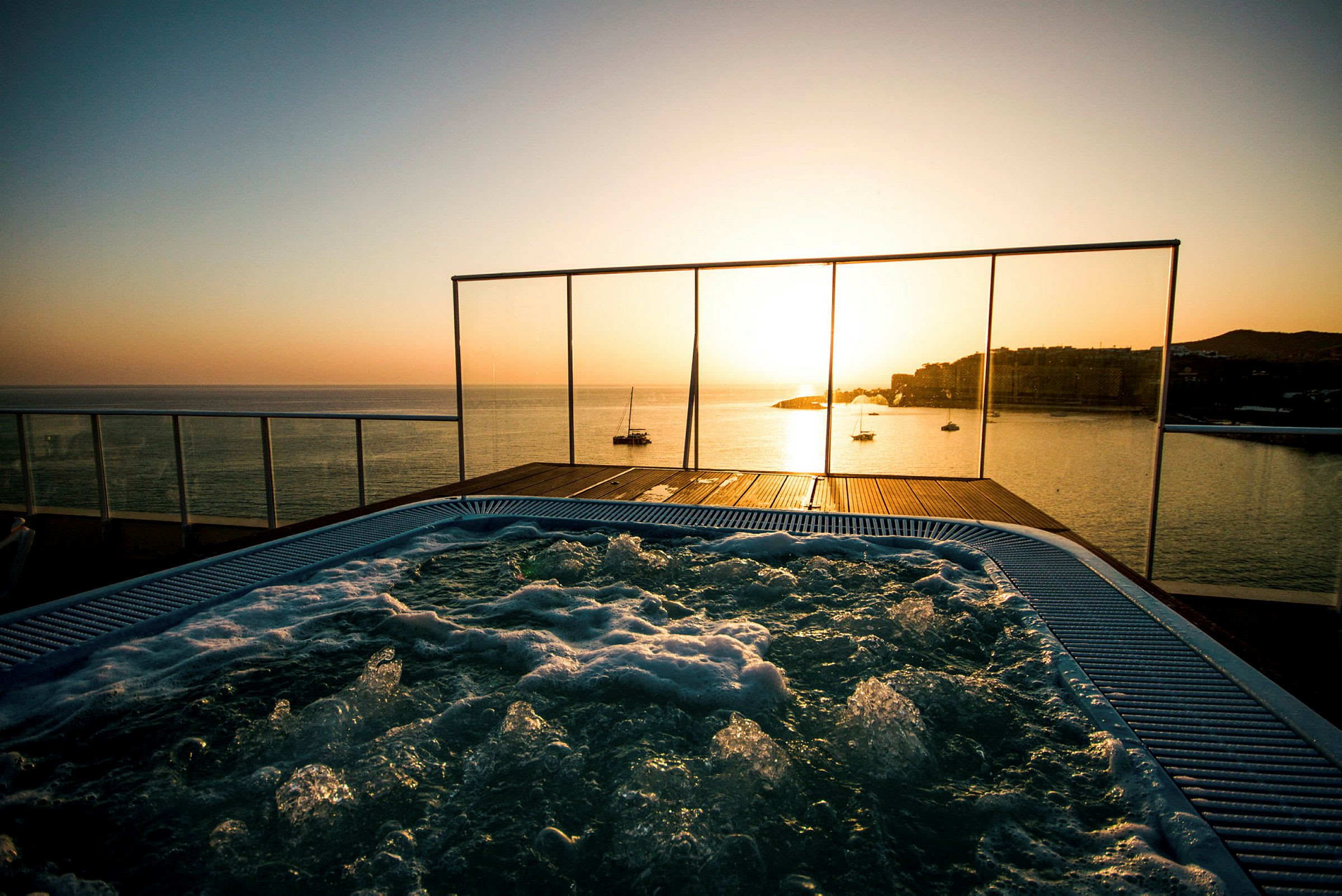 Solnedgång över havet, sedd från en jacuzzi med bubblande vatten. (AI-genererad text)