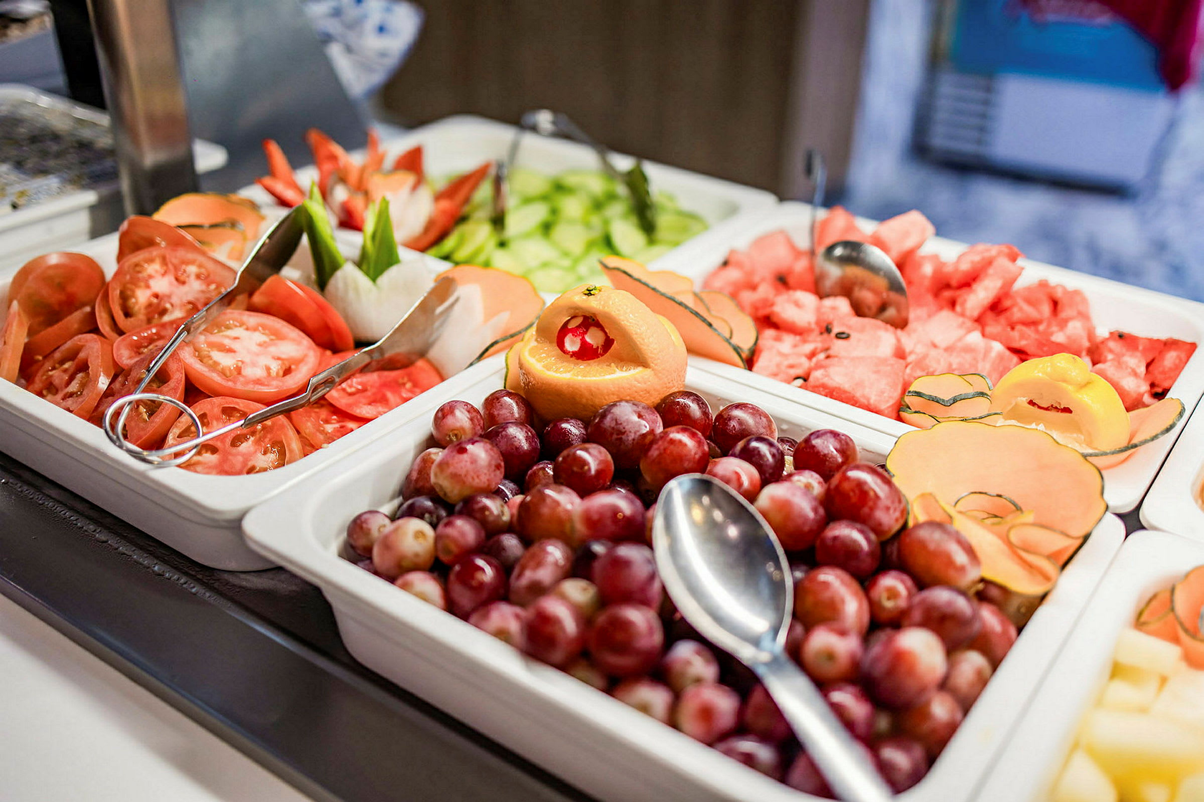 Buffé med färska grönsaker och frukt. (AI-genererad text)
