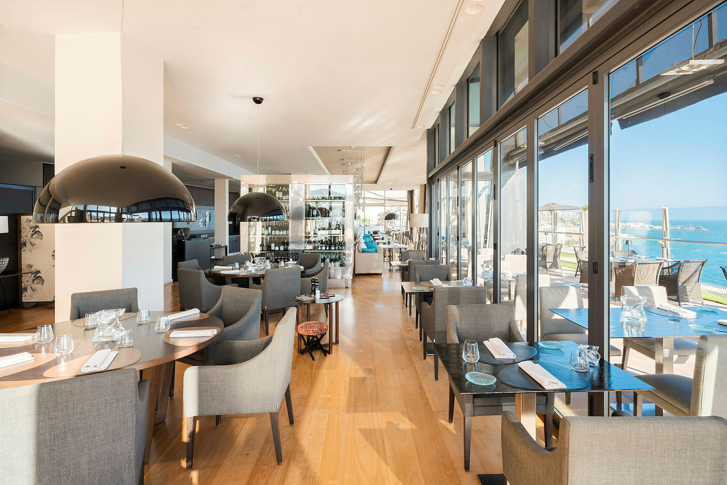 Ett moderna restaurang med utsikt över havet. (AI-genererad text)