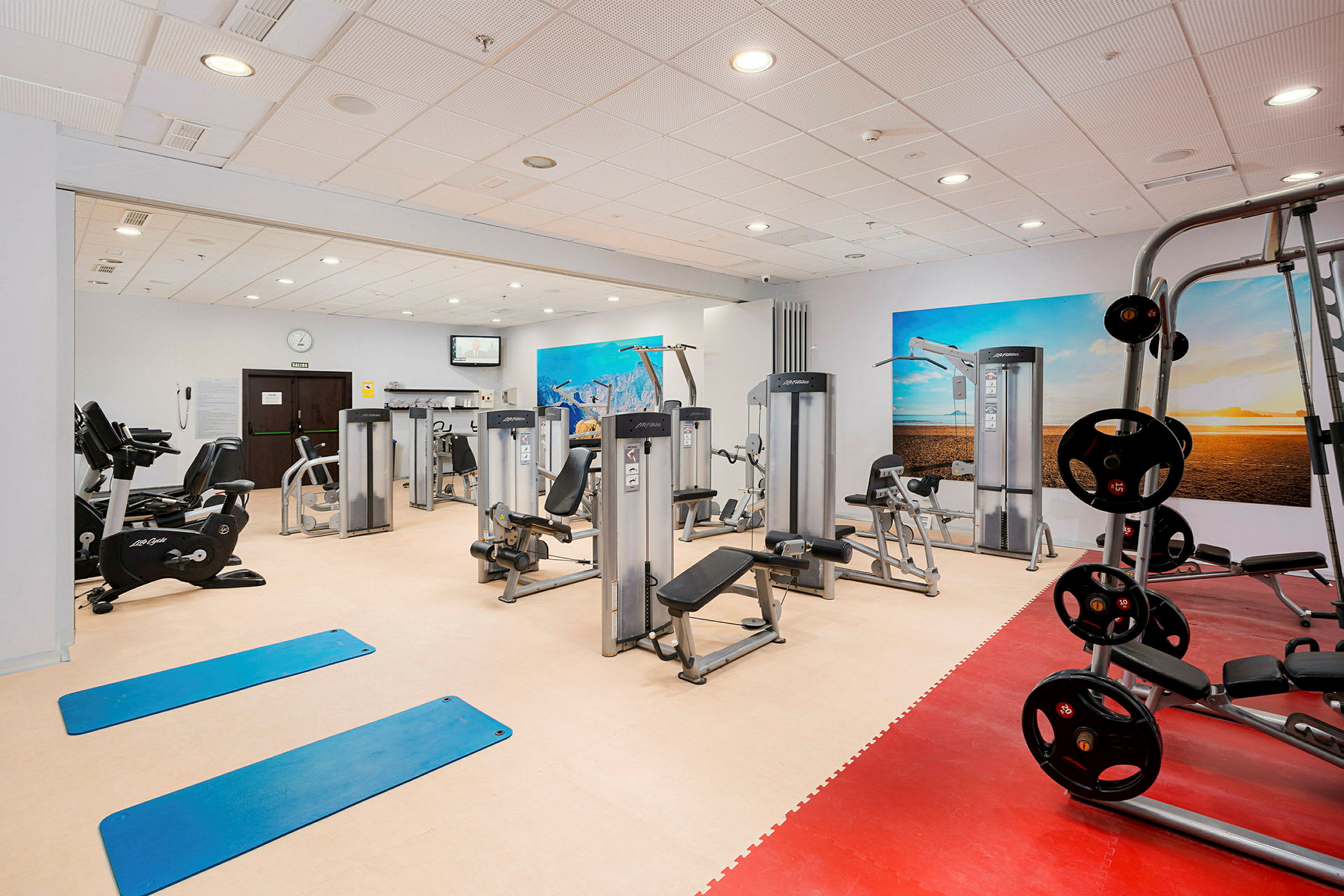 Gym med olika träningsmaskiner och utrustning. (AI-genererad text)