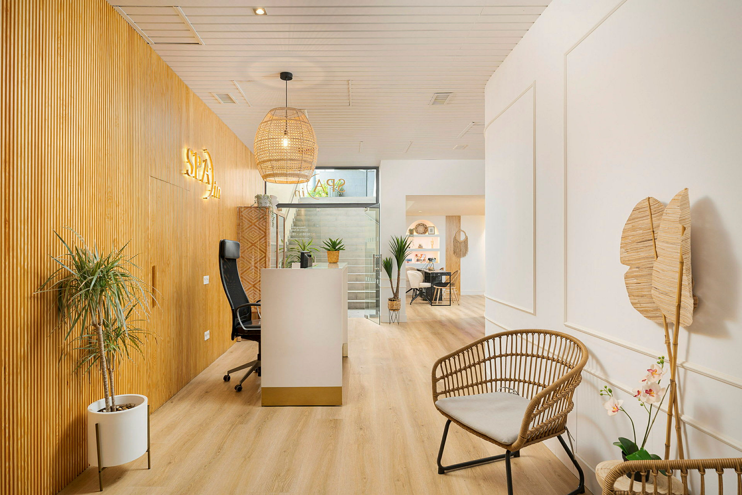 Receptionen på ett spa med ljusa träelement och moderna möbler. (AI-genererad text)