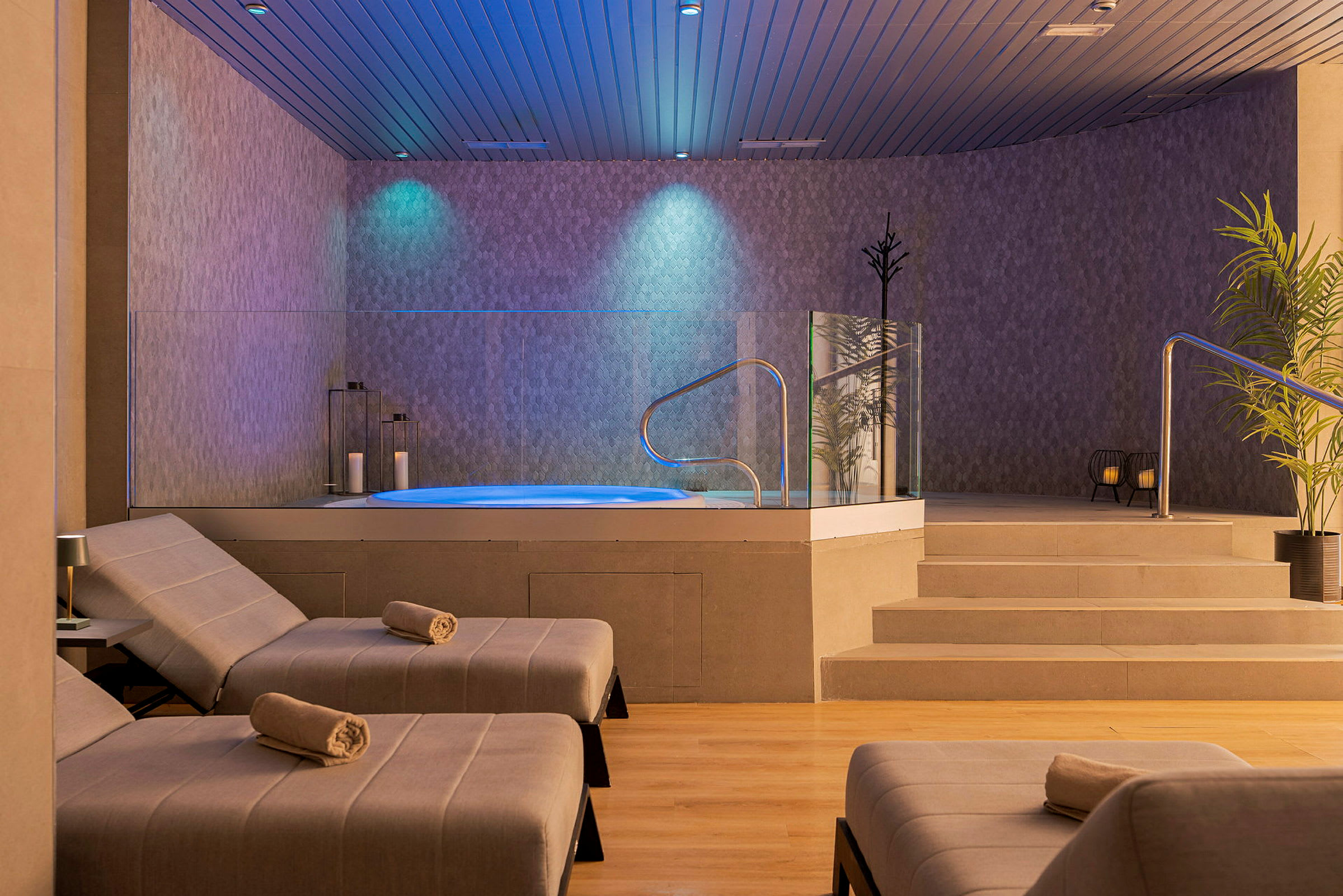 Bild på ett spa med jacuzzi och relaxmöbler. (AI-genererad text)