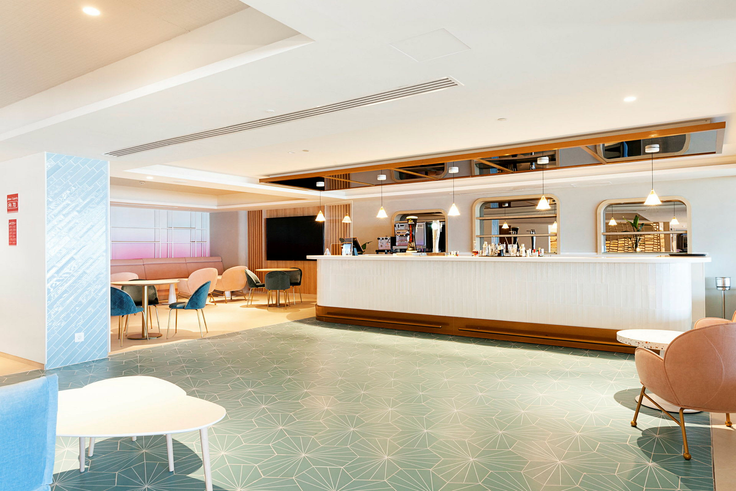 Interiör av en modern hotellbar med sittplatser och ljus inredning. (AI-genererad text)