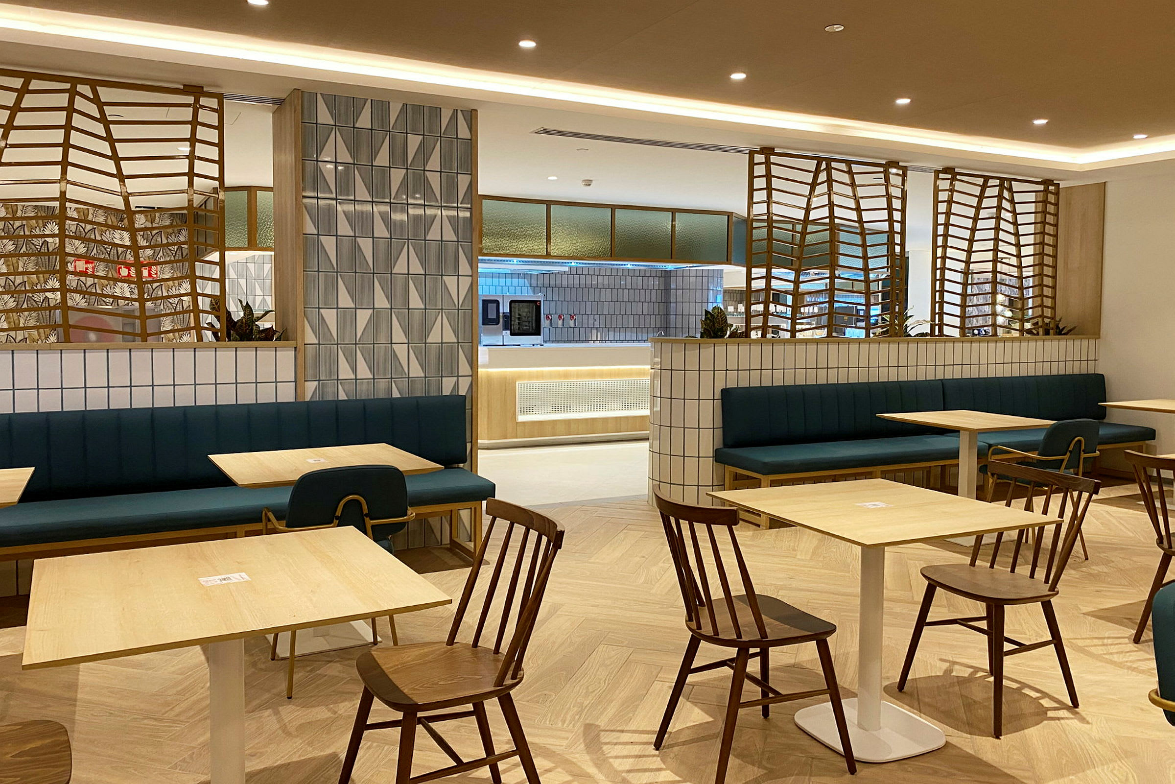 Inomhusmiljö i restaurang med bord, stolar och bänkskidningsmöbler. (AI-genererad text)