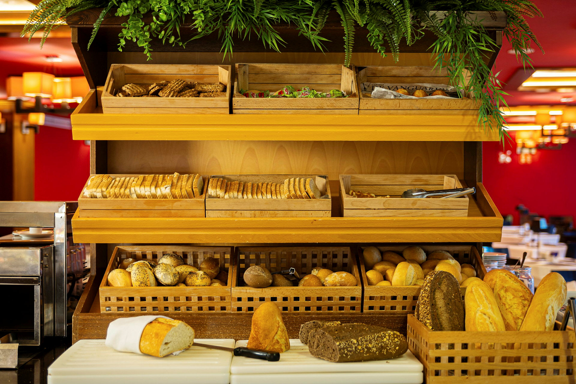 Bröddisplay med olika sorters bröd och bakverk. (AI-genererad text)