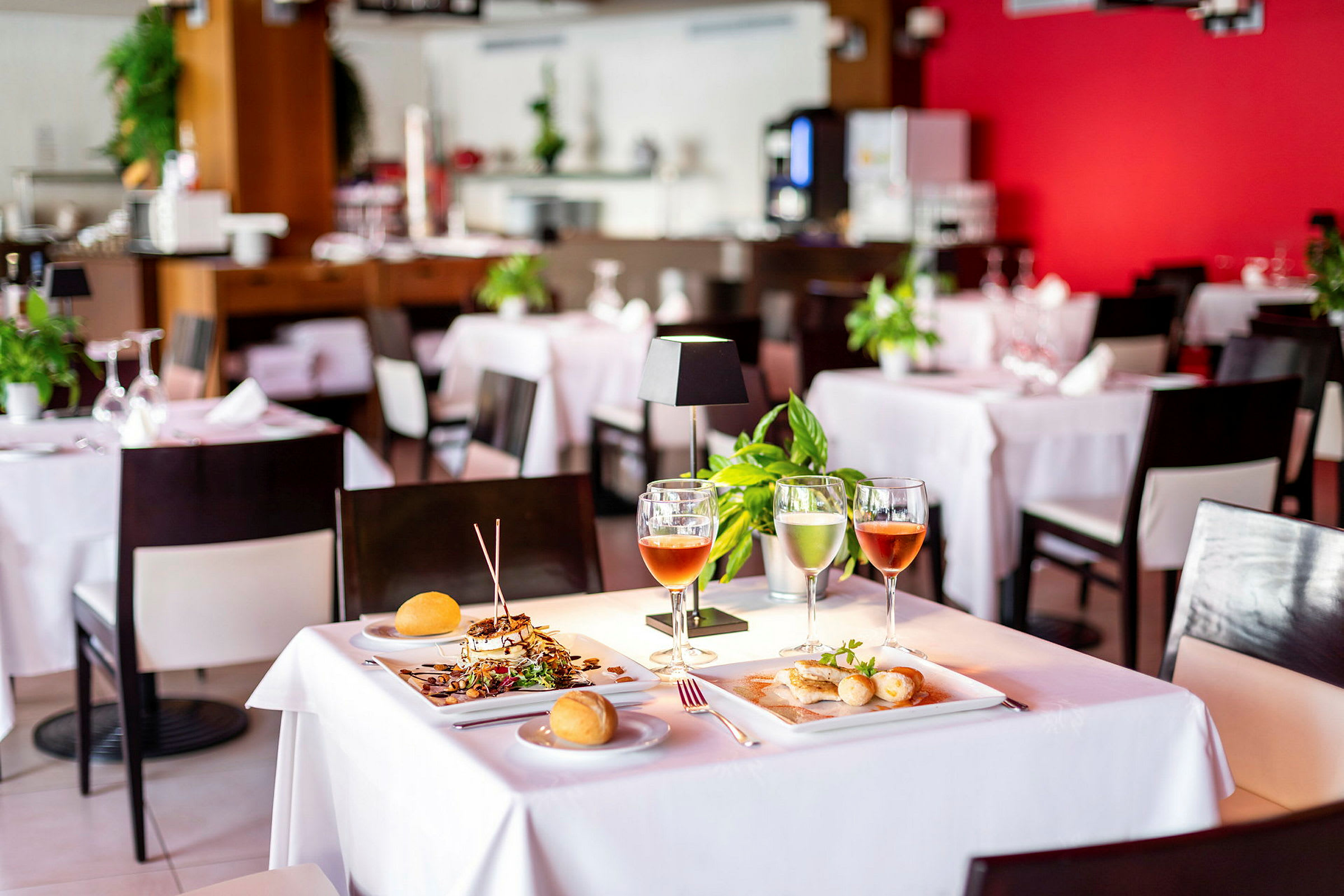 Dukat bord på restaurang med mat och dryck. (AI-genererad text)
