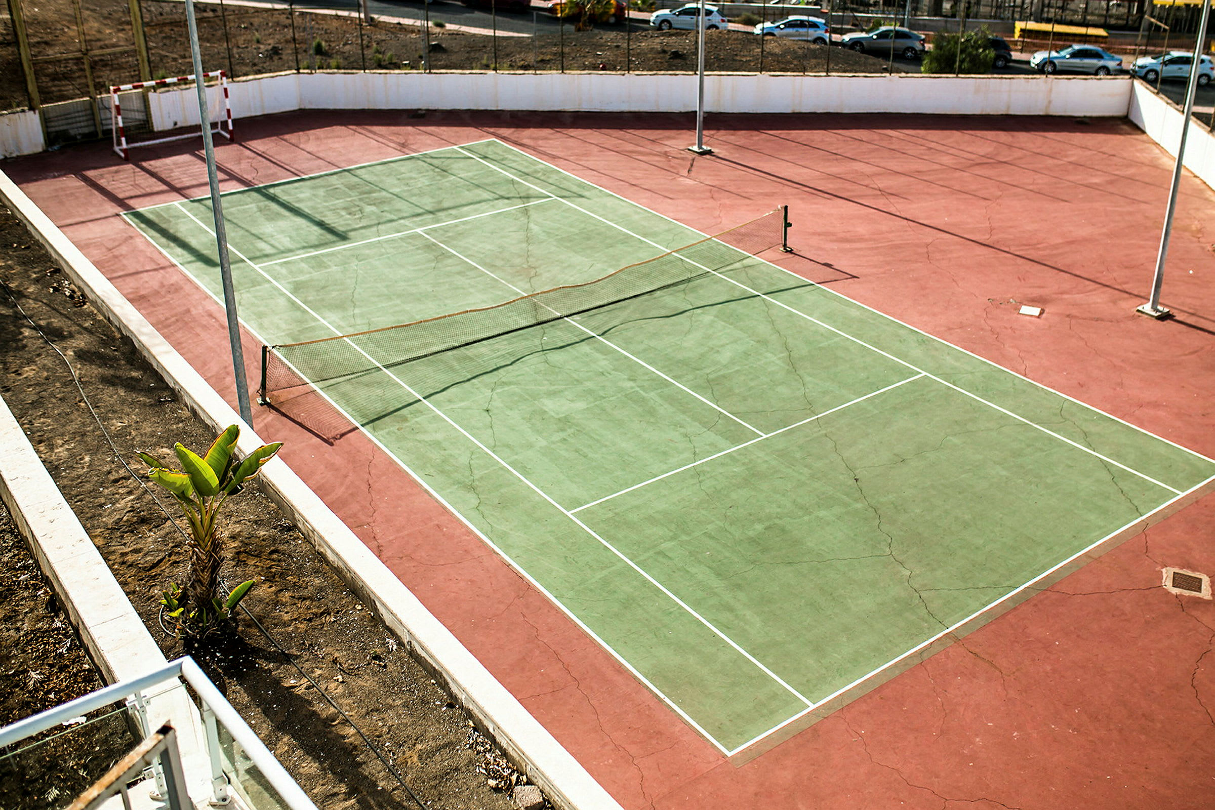 En öppen tennisbana med nät. (AI-genererad text)