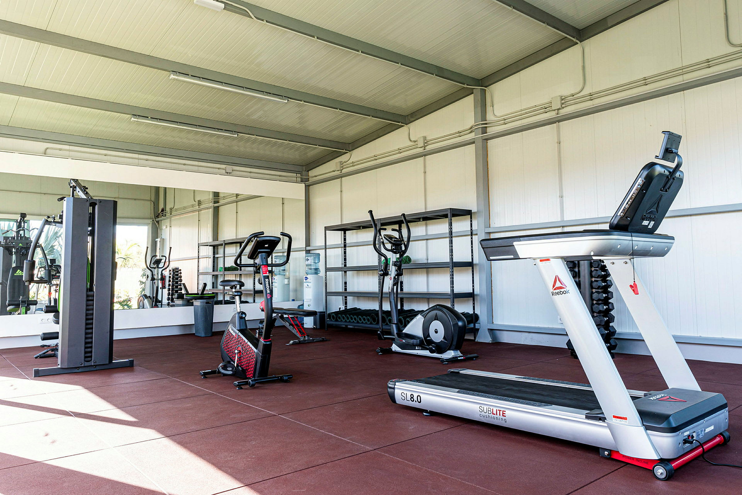Gym med träningsmaskiner såsom löpband och motionscyklar. (AI-genererad text)