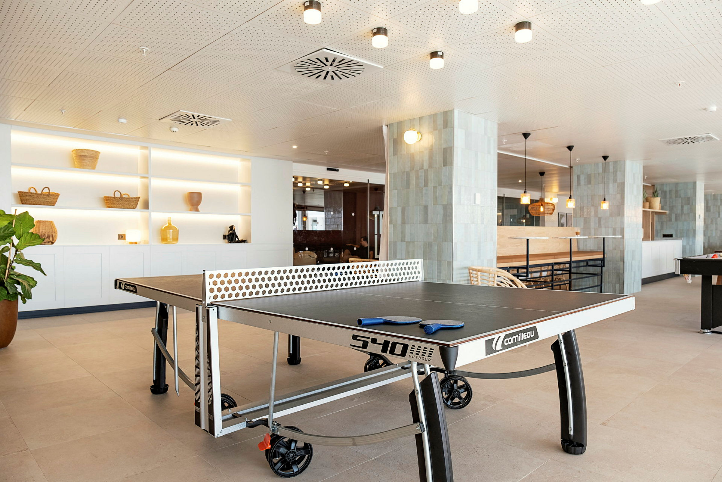Pingisbord i en modern och ljus lokal. (AI-genererad text)